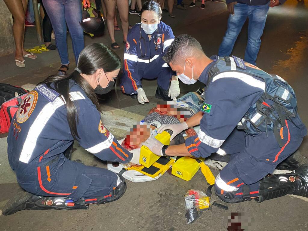 Rapaz empina moto e atropela idosa no centro de Paiçandu