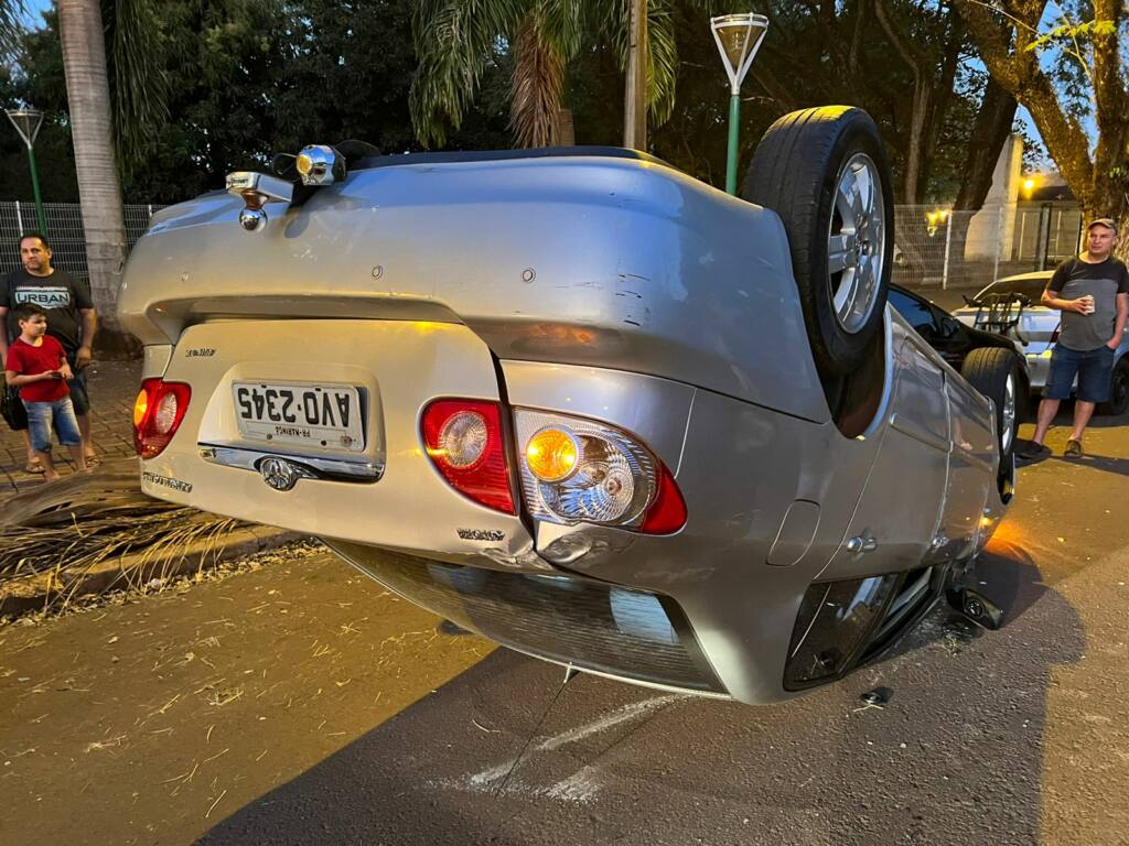 Motorista com sinais de embriaguez capota carro após bater em veículos parados