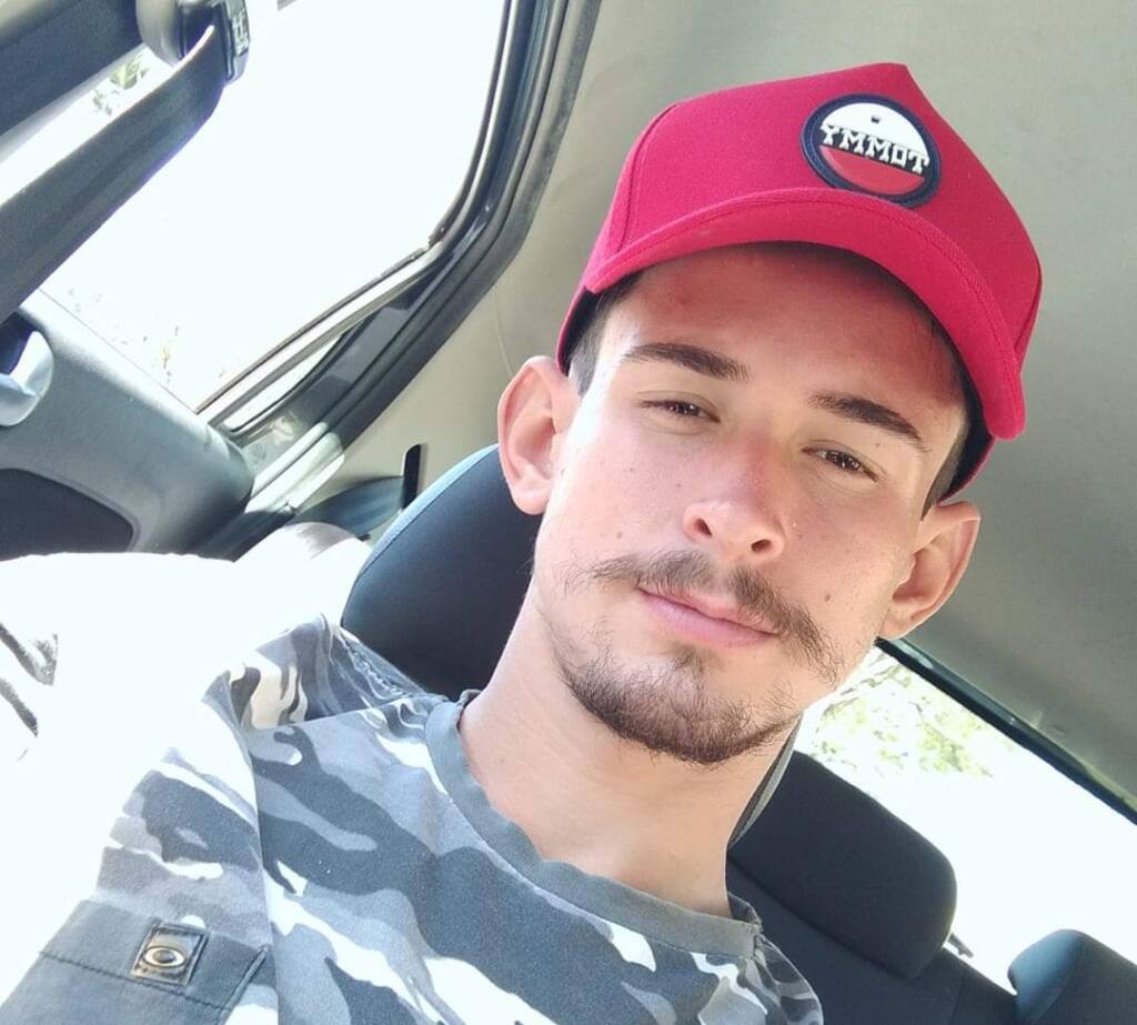 Jovem de 23 anos é entubado ao bater com violência a moto contra viatura da Semob