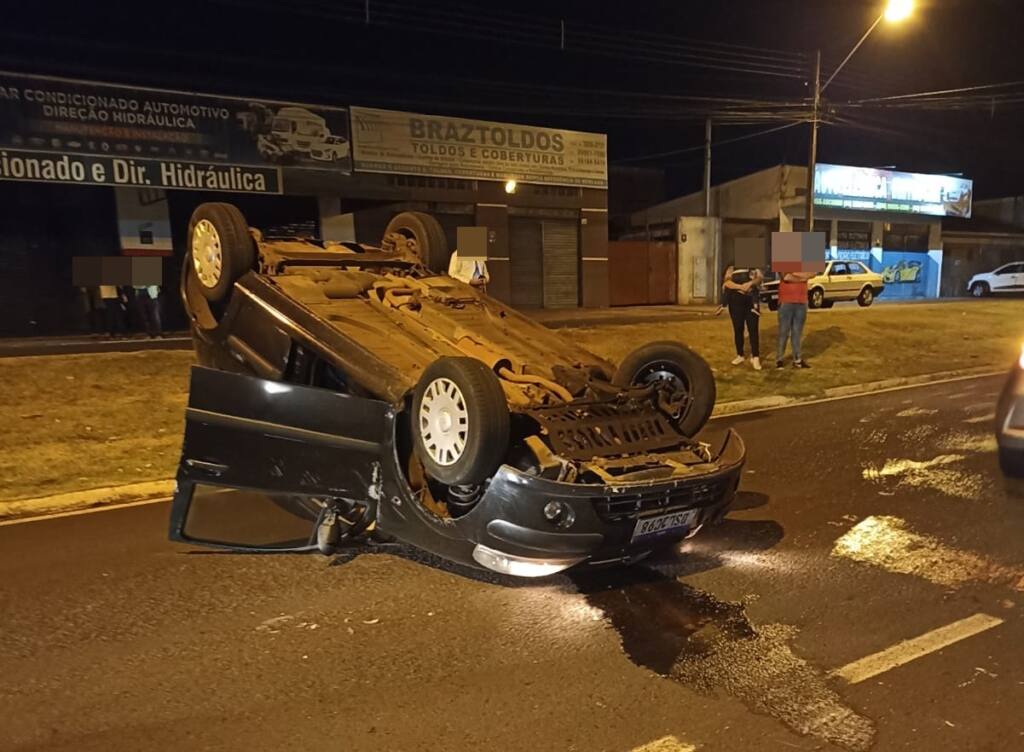 Mulher abandona veículo após capotar na Avenida Franklin Roosevelt