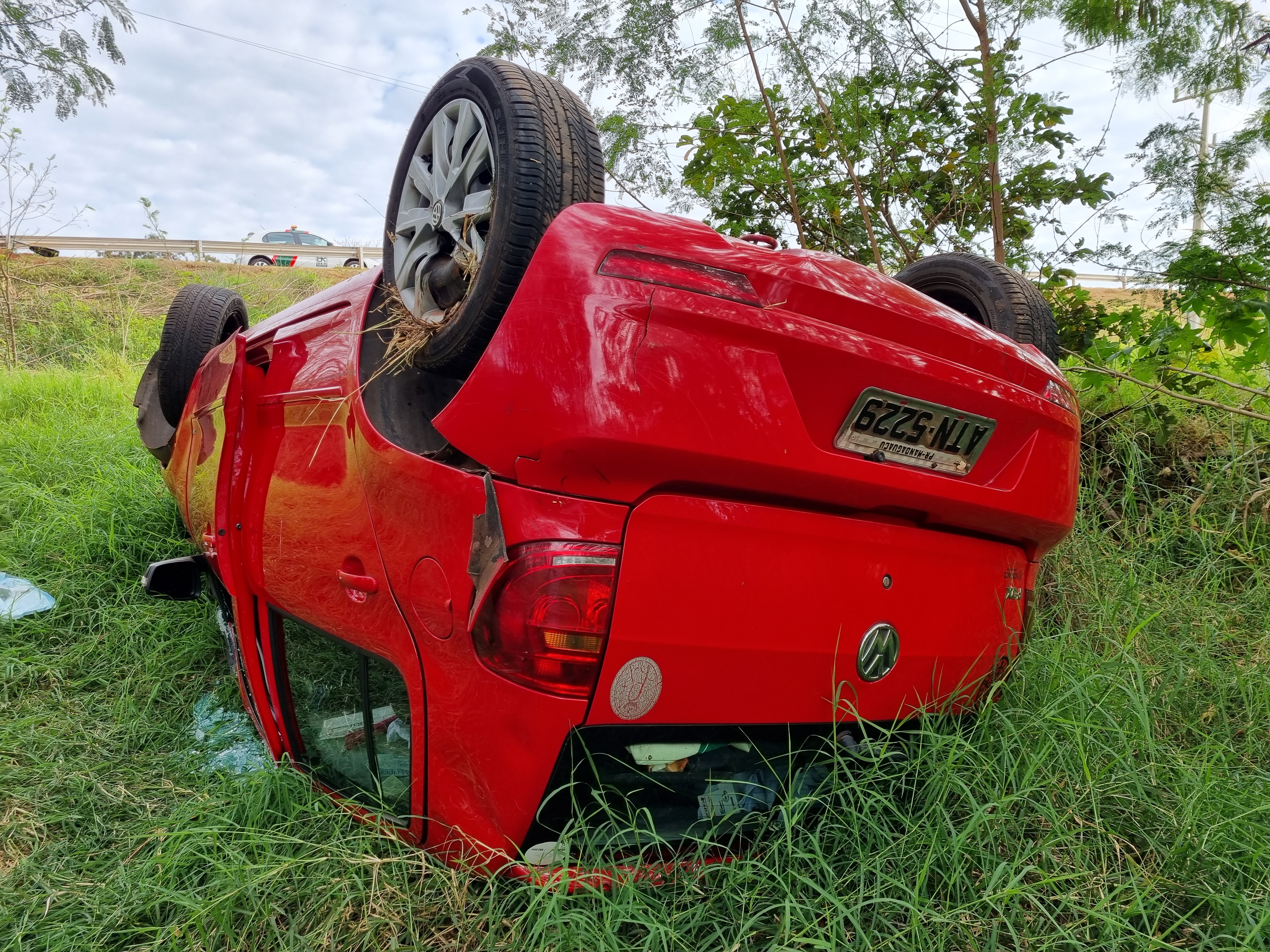 Mulher sofre acidente ao perder a direção de seu veículo na rodovia de Mandaguaçu.