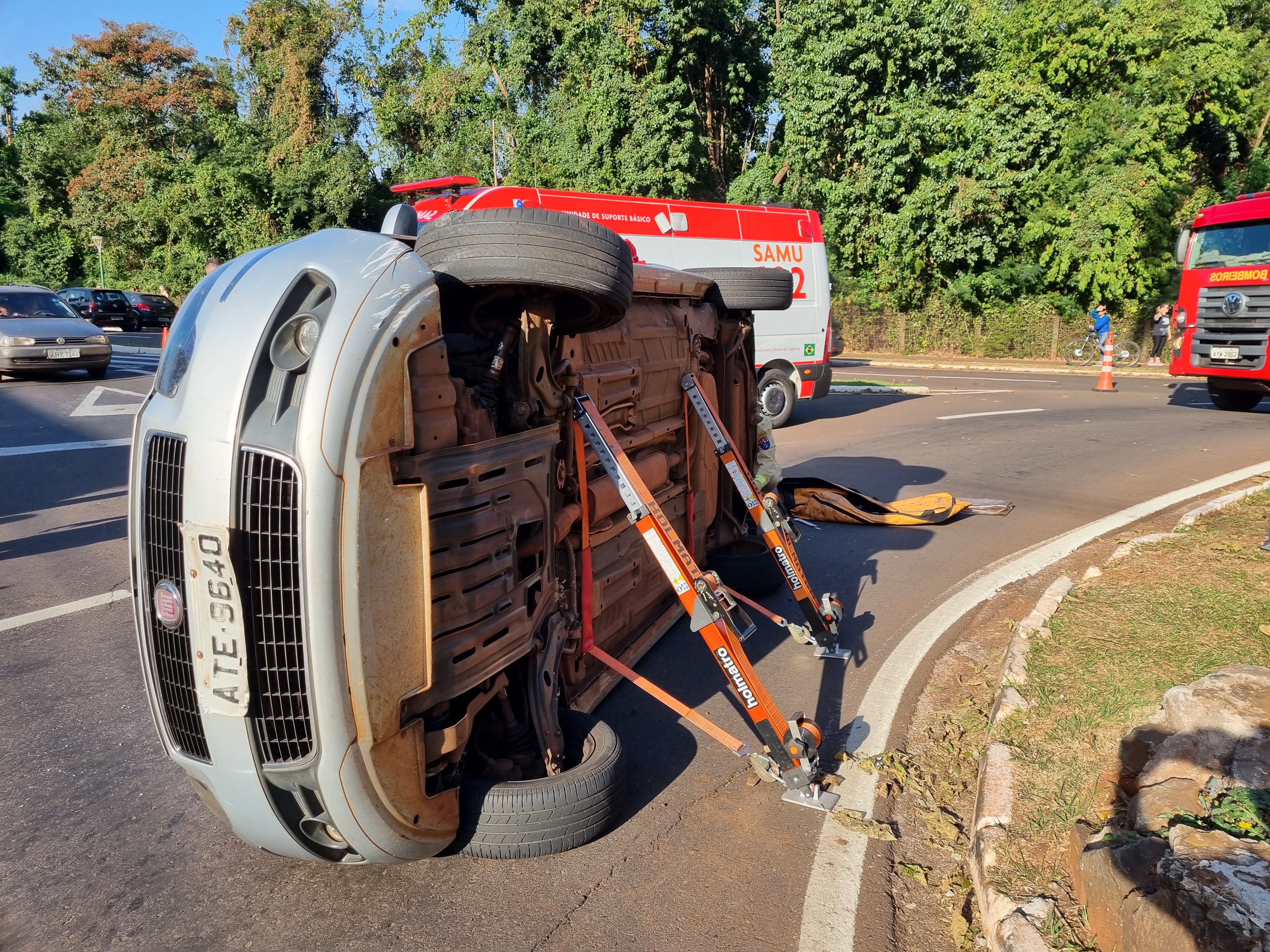 Motorista passa mal e tomba veículo na área central de Maringá.