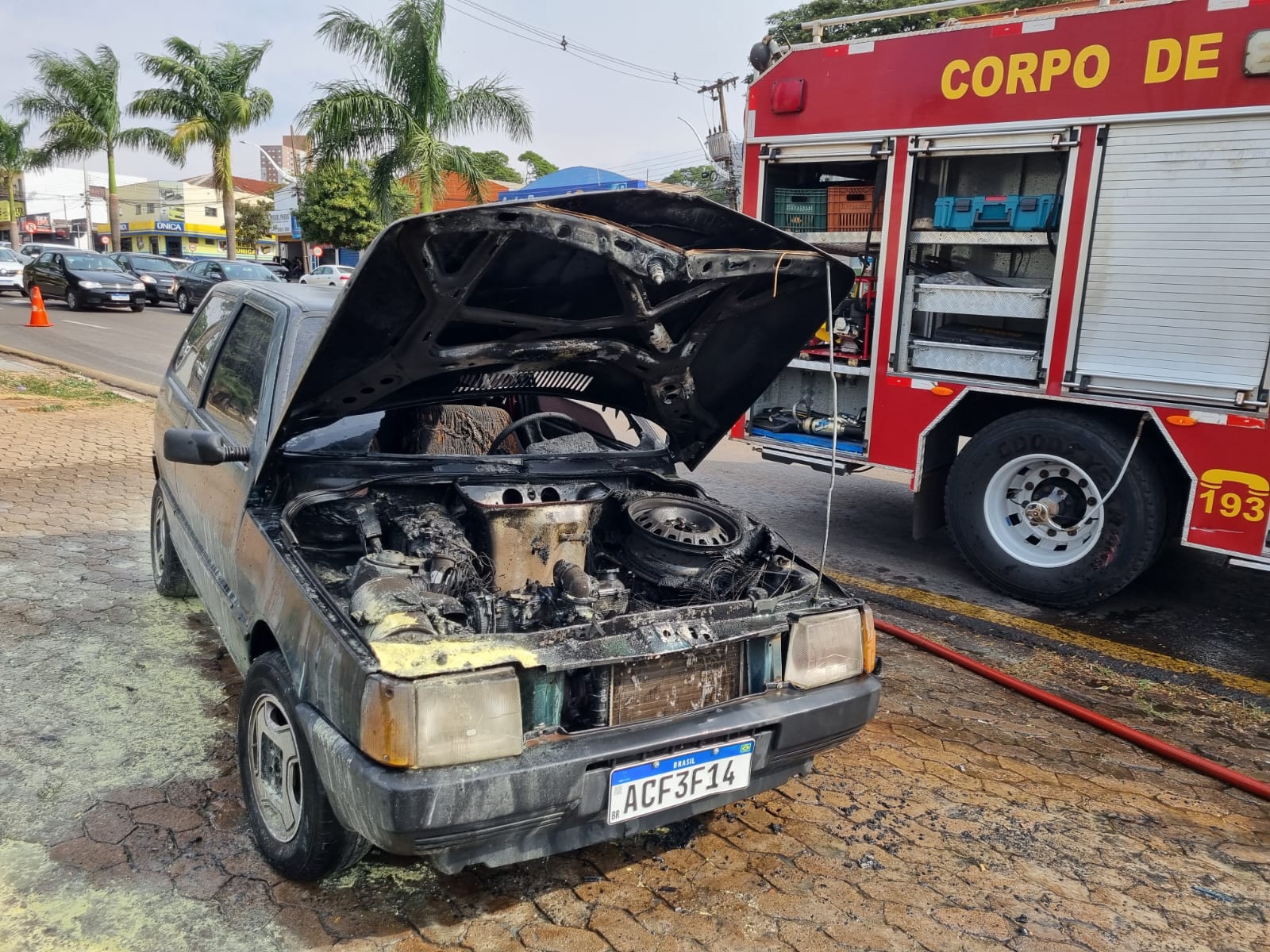 LADRÃO SAI CORRENDO APÓS VEÍCULO FURTADO PEGAR FOGO EM MARINGÁ