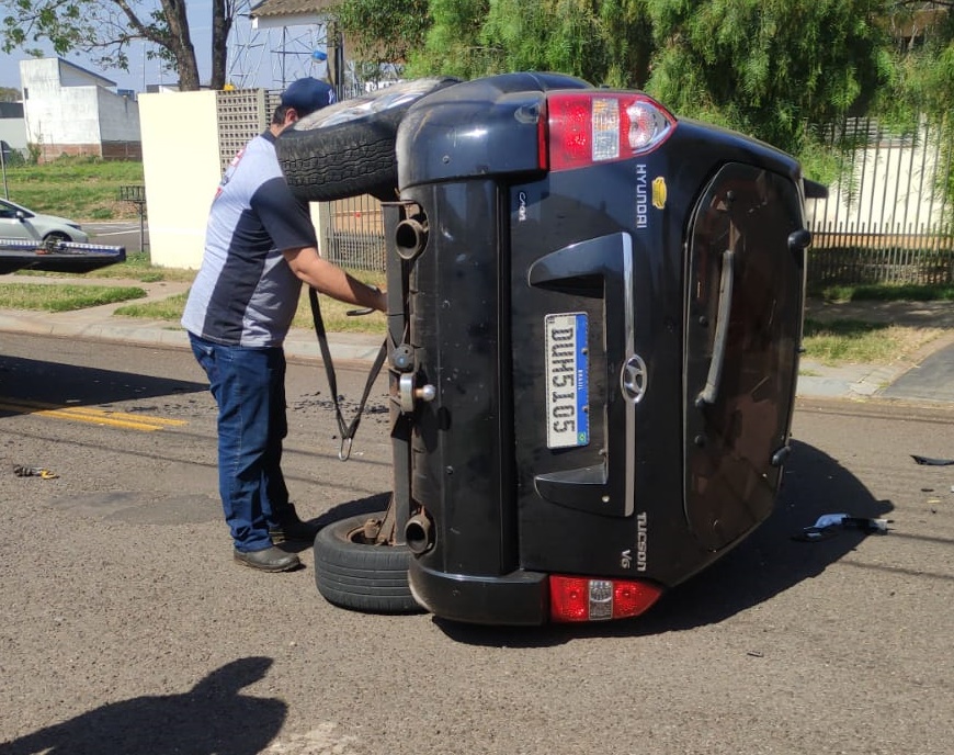 SUV tomba ao invadir preferencial no Jardim Santa Helena em Maringá.