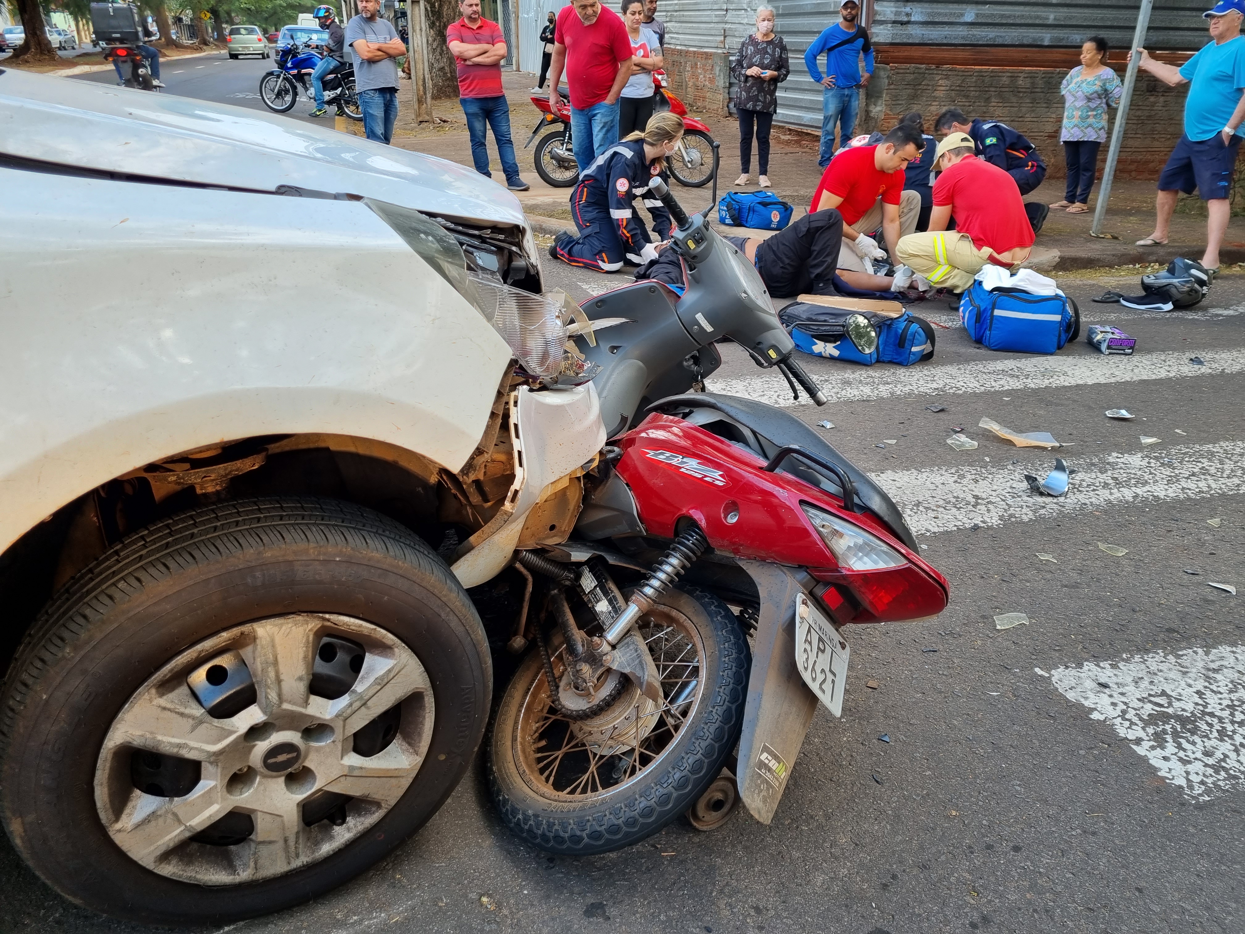 Casal fica gravemente ferido ao sofrer acidente de moto no Jardim Alvorada em Maringá.