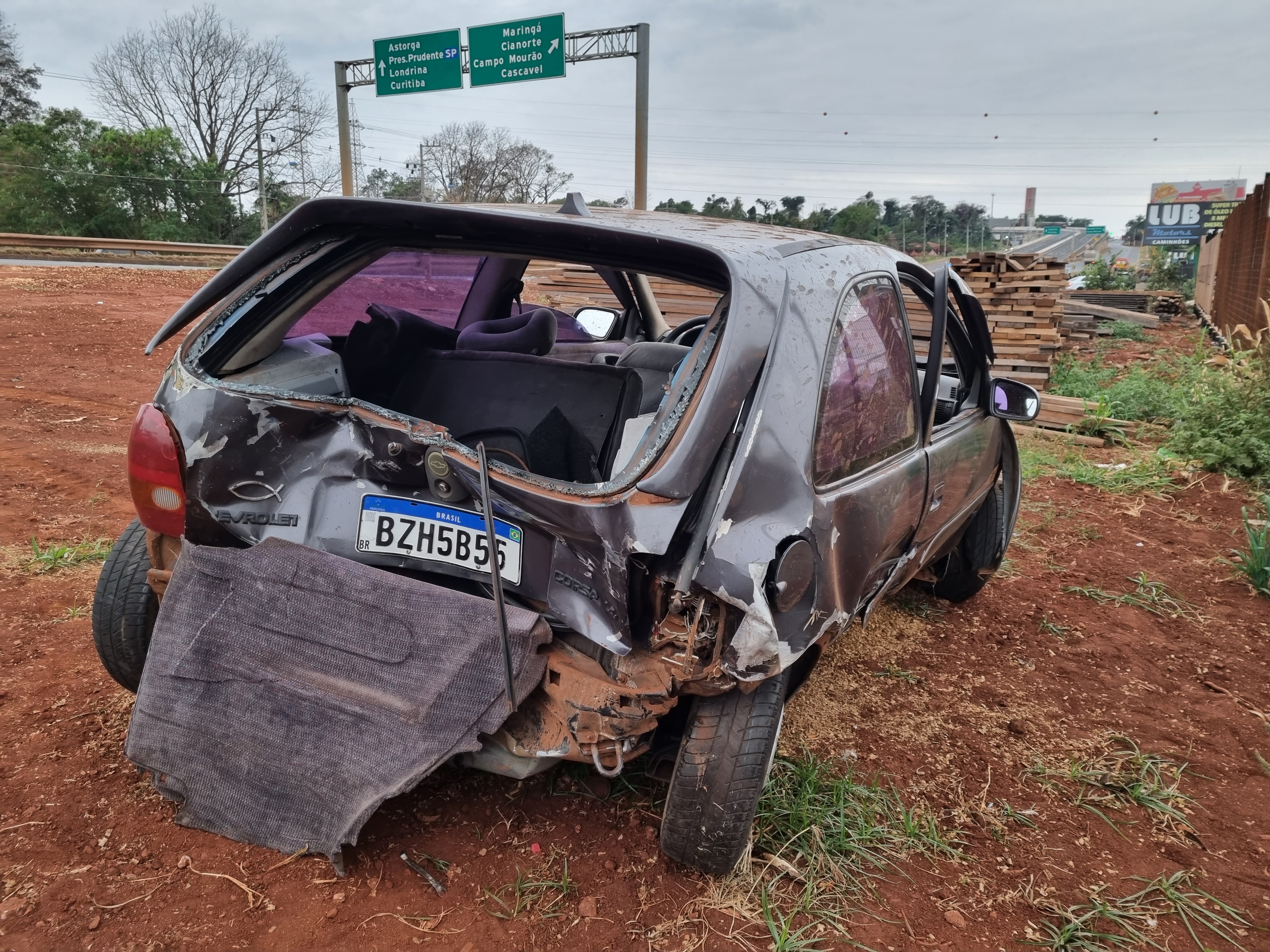 Quatro pessoas ficam feridas em acidente que ocorreu na rodovia BR-376 em Maringá.