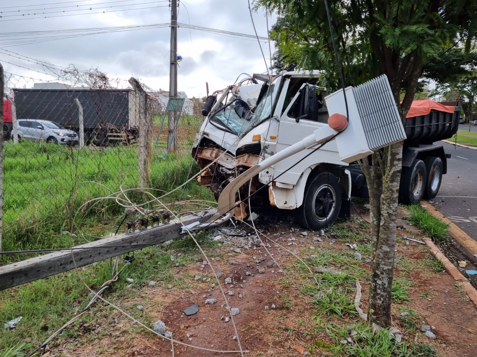 Motorista escapa ileso de acidente grave no Conjunto Ney Braga em Maringá.