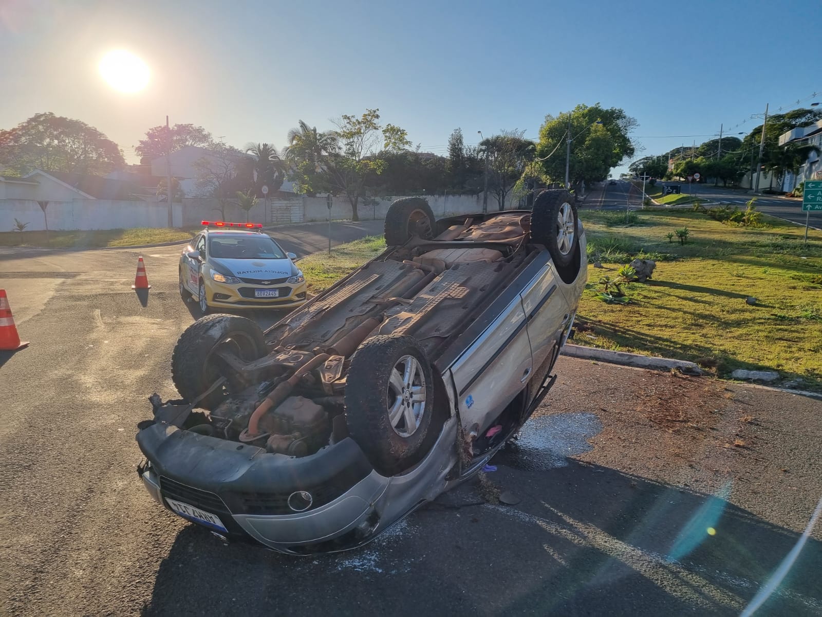 Motorista capota veículo e é preso por estar dirigindo embriagado.