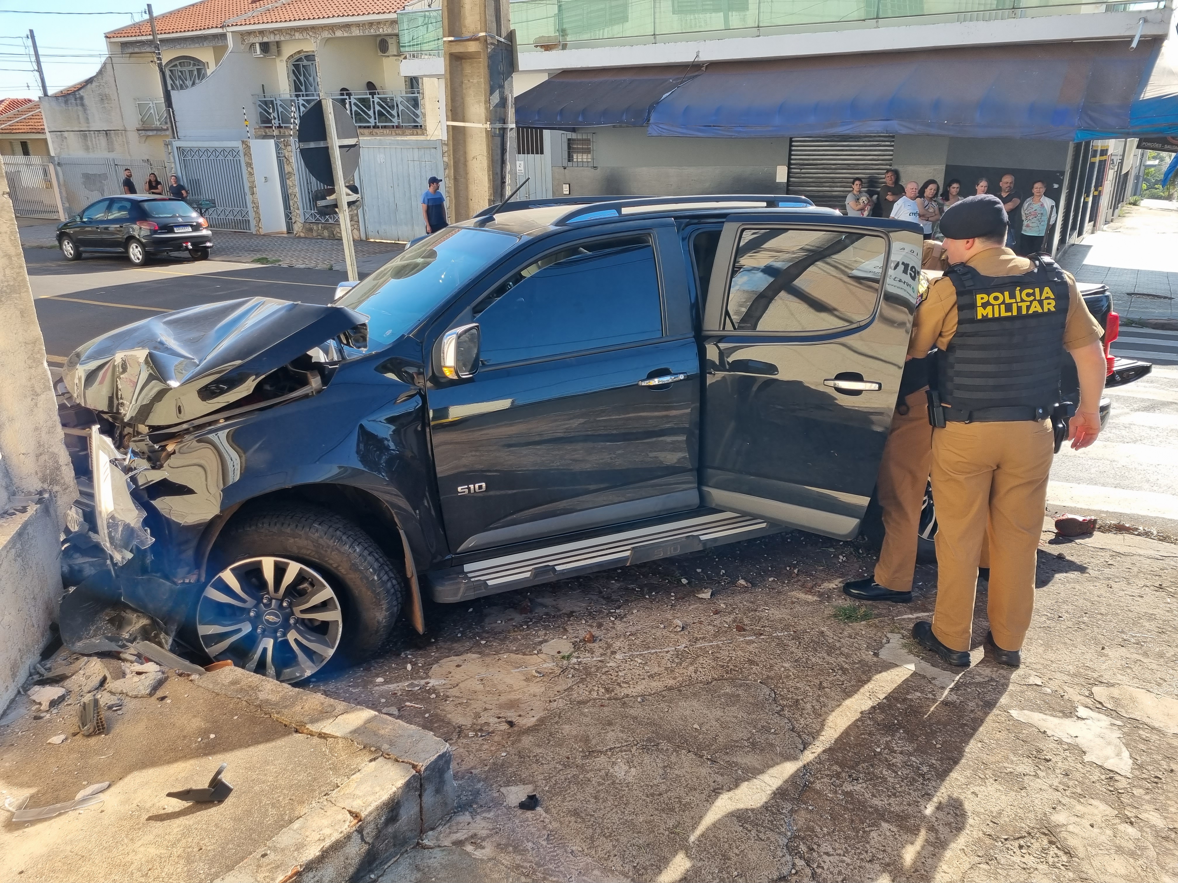 Ladrão de residência bate camionete furtada e vai preso.