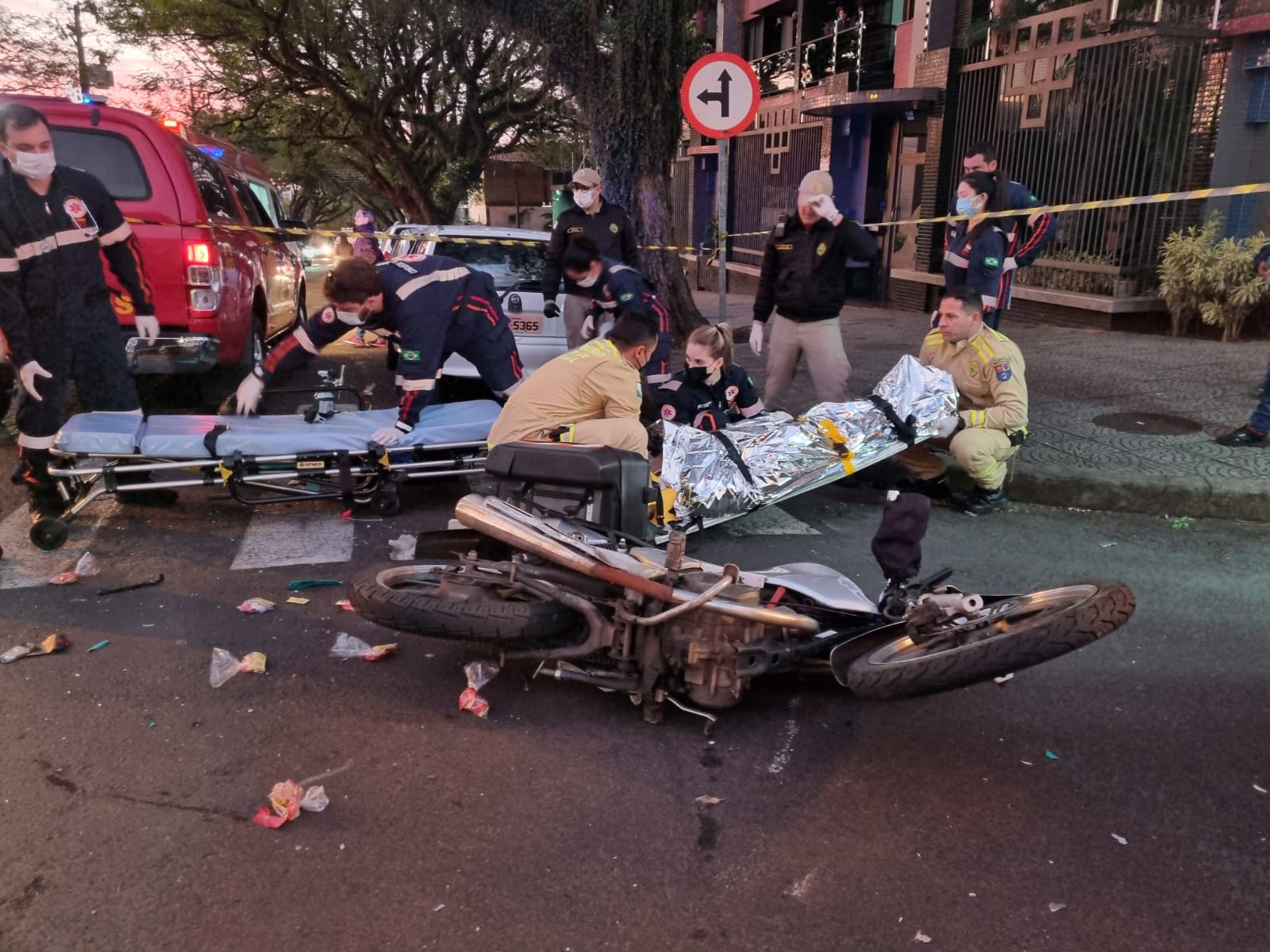 Motoboy fica gravemente ferido ao sofrer acidente na zona 7 em Maringá.