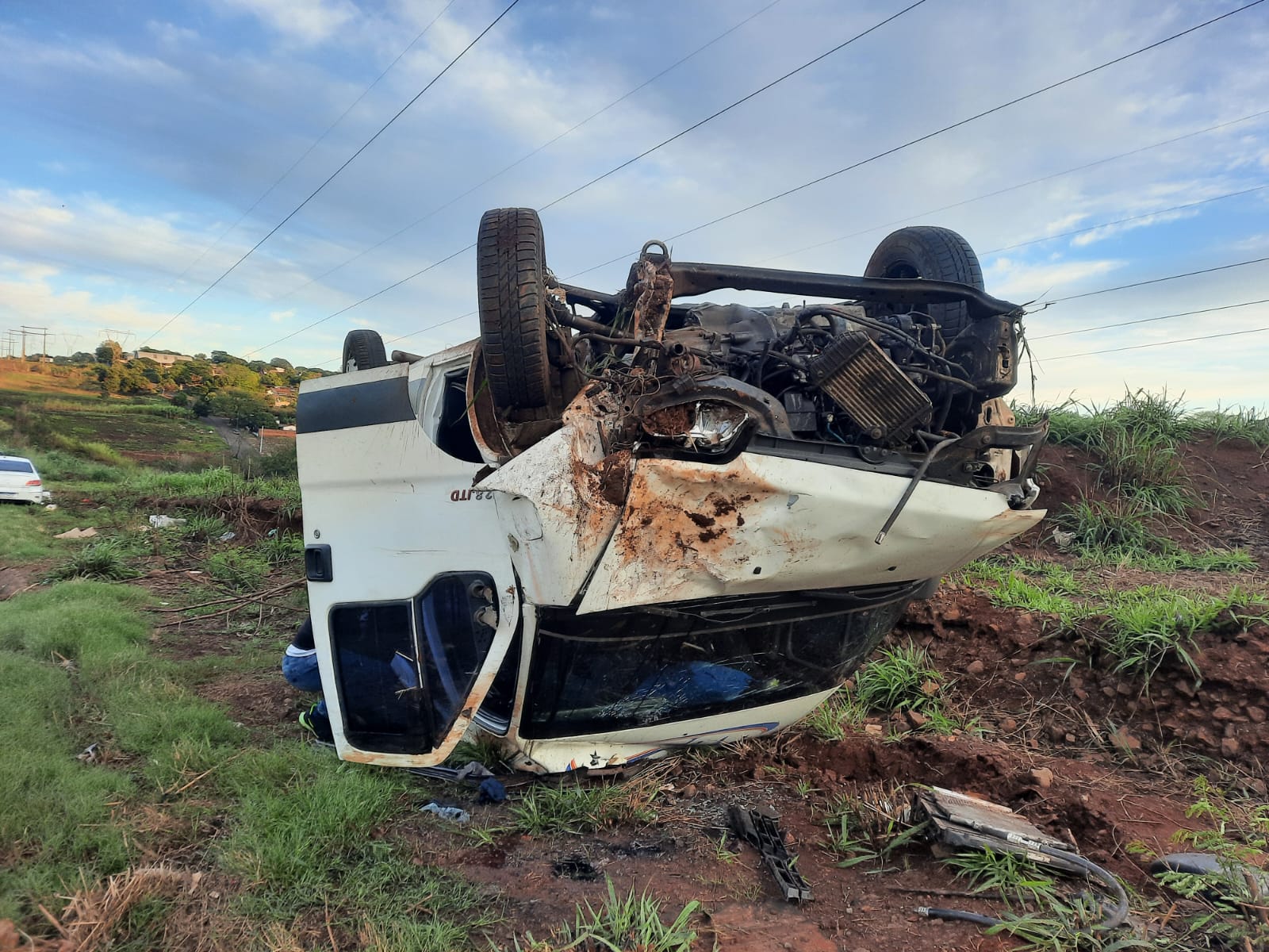 Homem de 29 anos é socorrido ao capotar Van no Contorno Sul de Maringá.