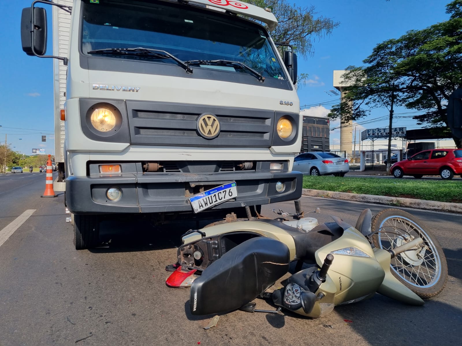 Motociclista fica ferida ao ser atingida na traseira por caminhão na Avenida Colombo em Maringá.