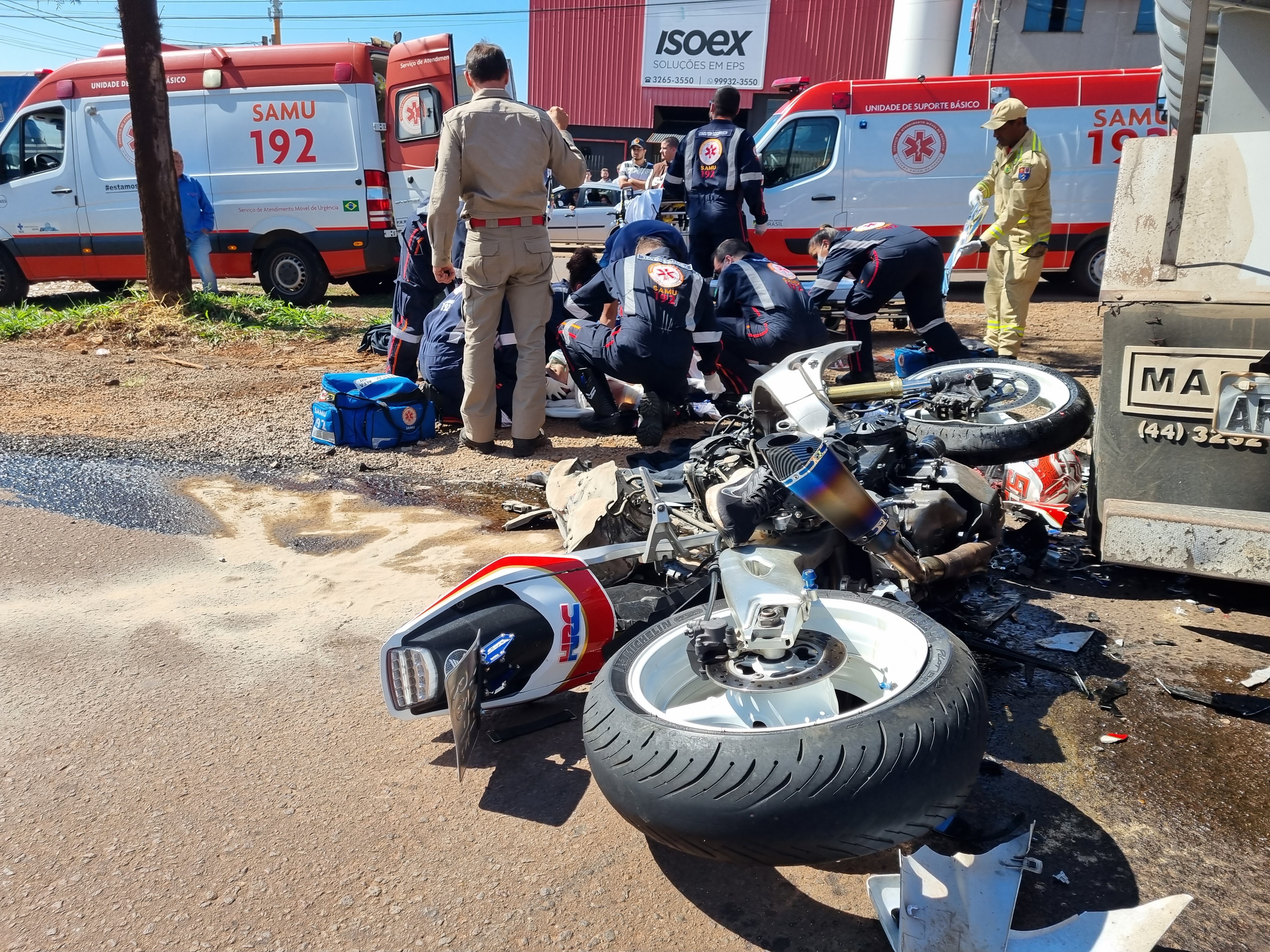 Alunos de Educação Física sofrem acidente gravíssimo na Avenida Morangueira em Maringá. Piloto da moto morre na hora.