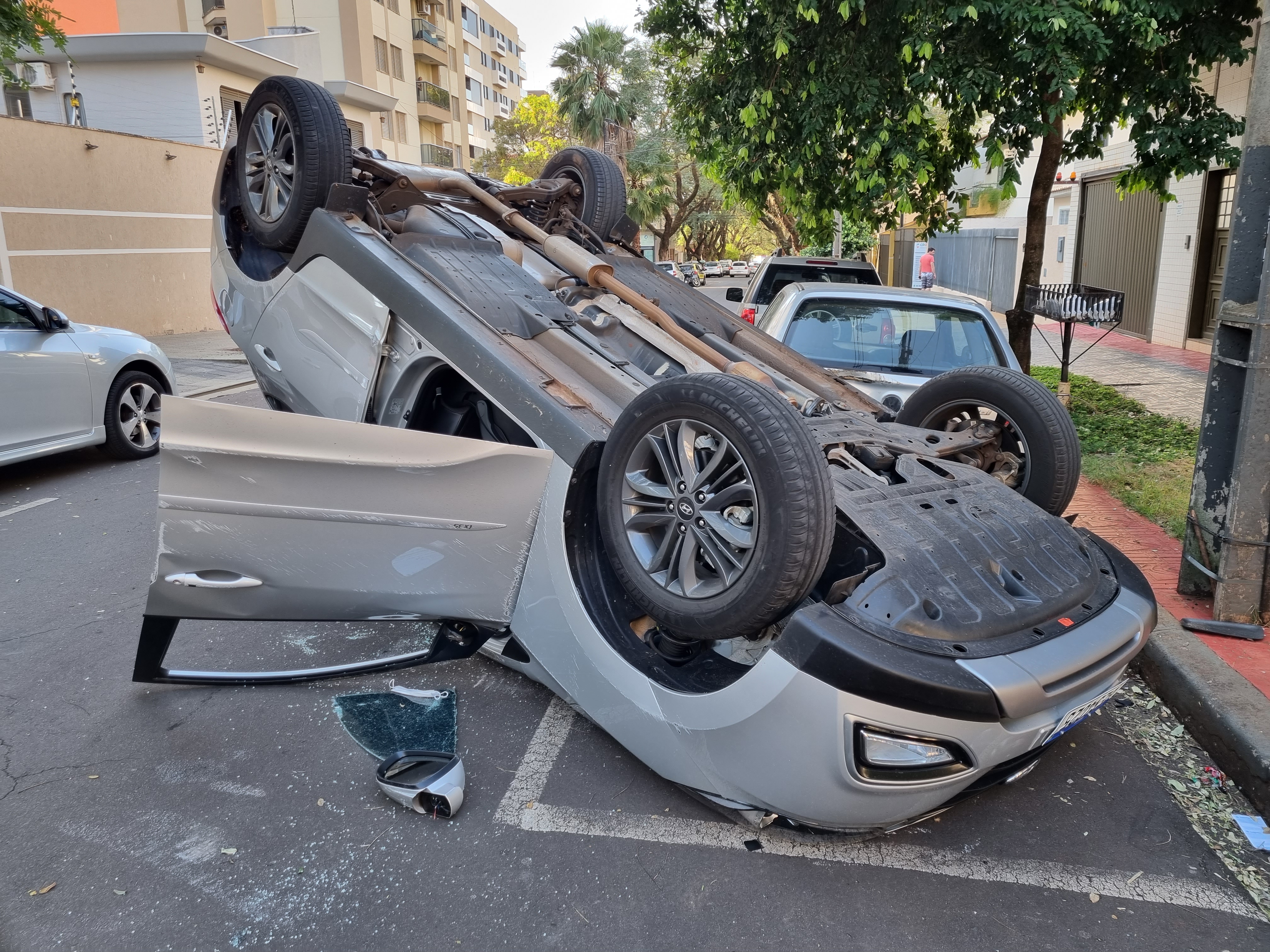 Mulher fica ferida ao capotar automóvel em cruzamento na zona 7 em Maringá.