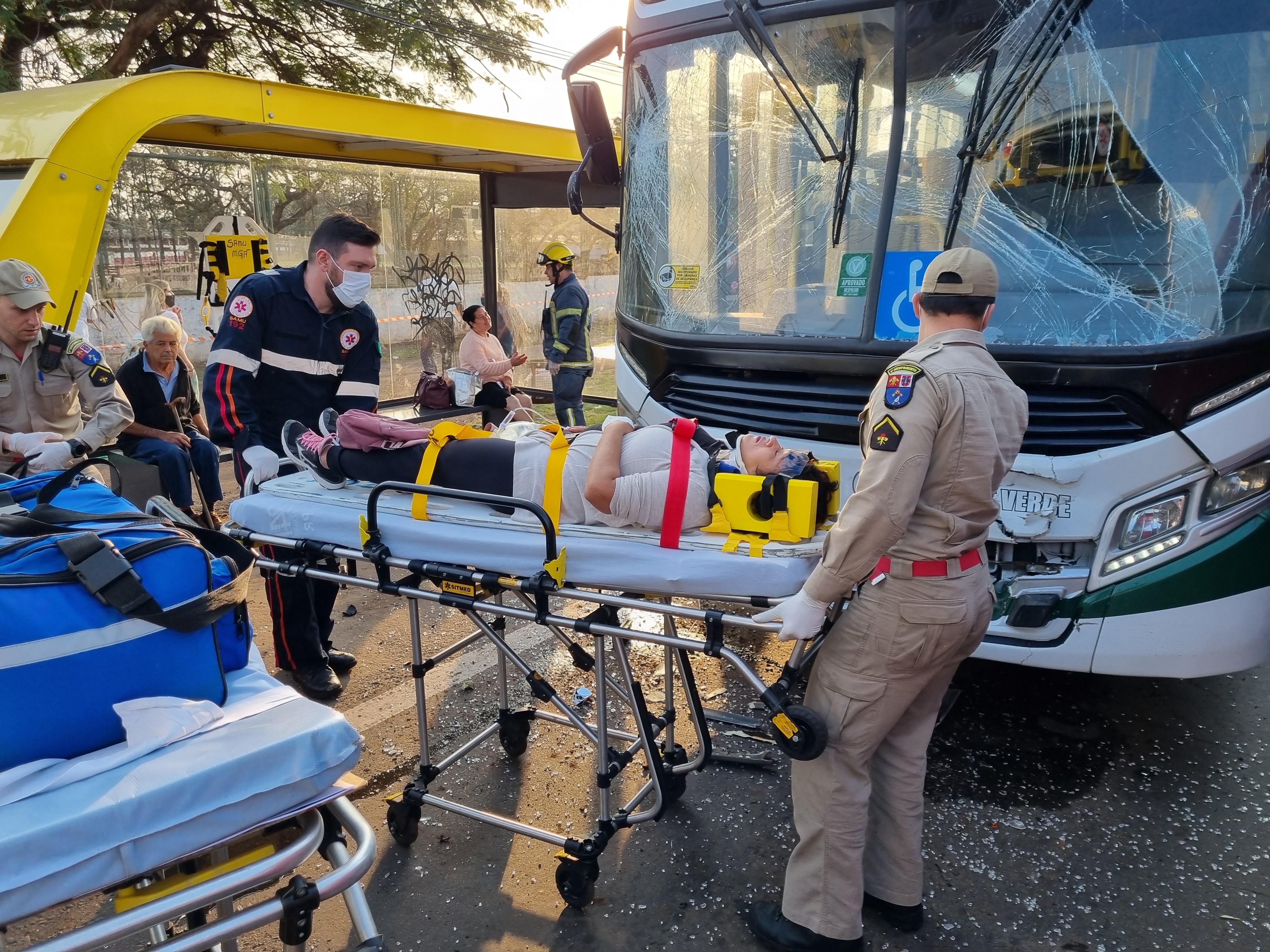 Batida entre dois ônibus da mesma empresa deixa 15 pessoas feridas em Maringá.