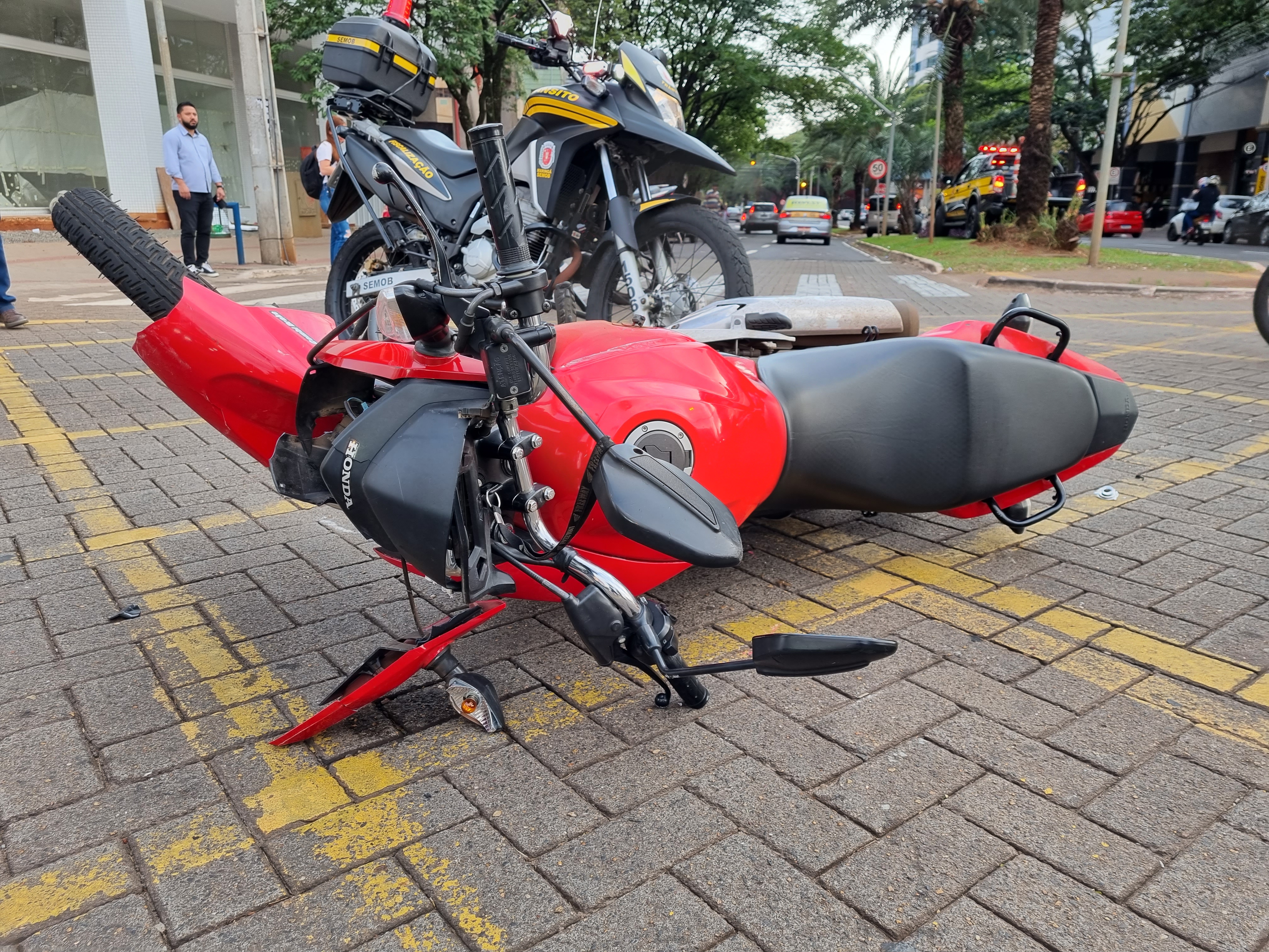 Rapaz fica ferido ao bater sua moto contra lateral de automóvel no centro de Maringá.