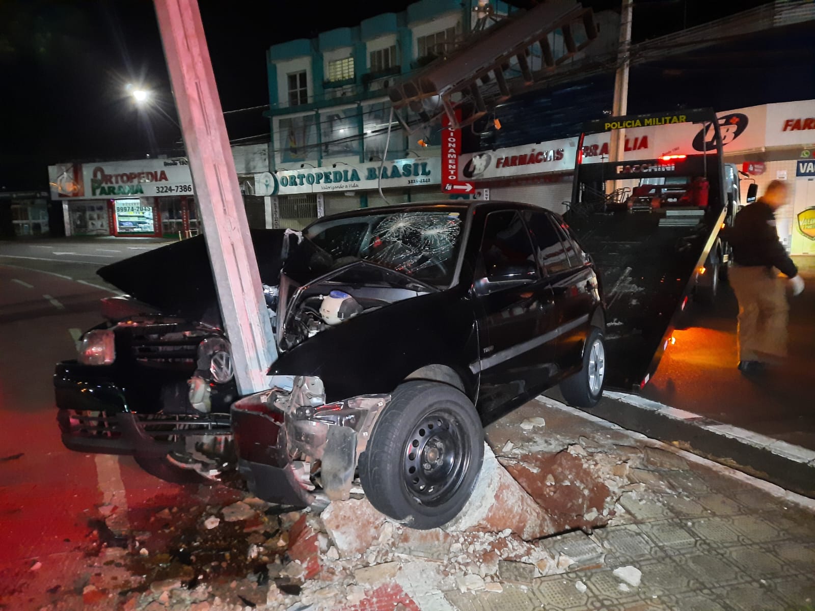 Motorista com suspeita de embriaguez sofre acidente grave em Maringá.