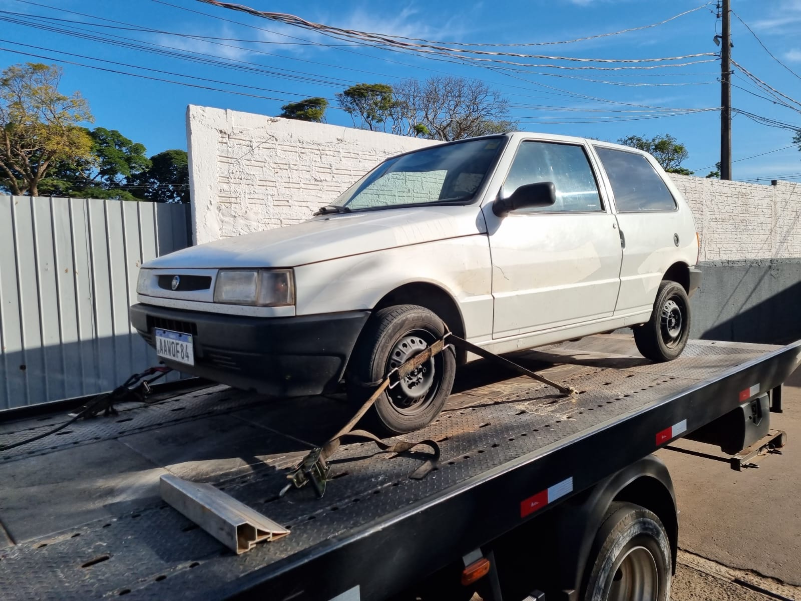 Dois criminosos são presos com carro furtado e porções de maconha em Maringá.