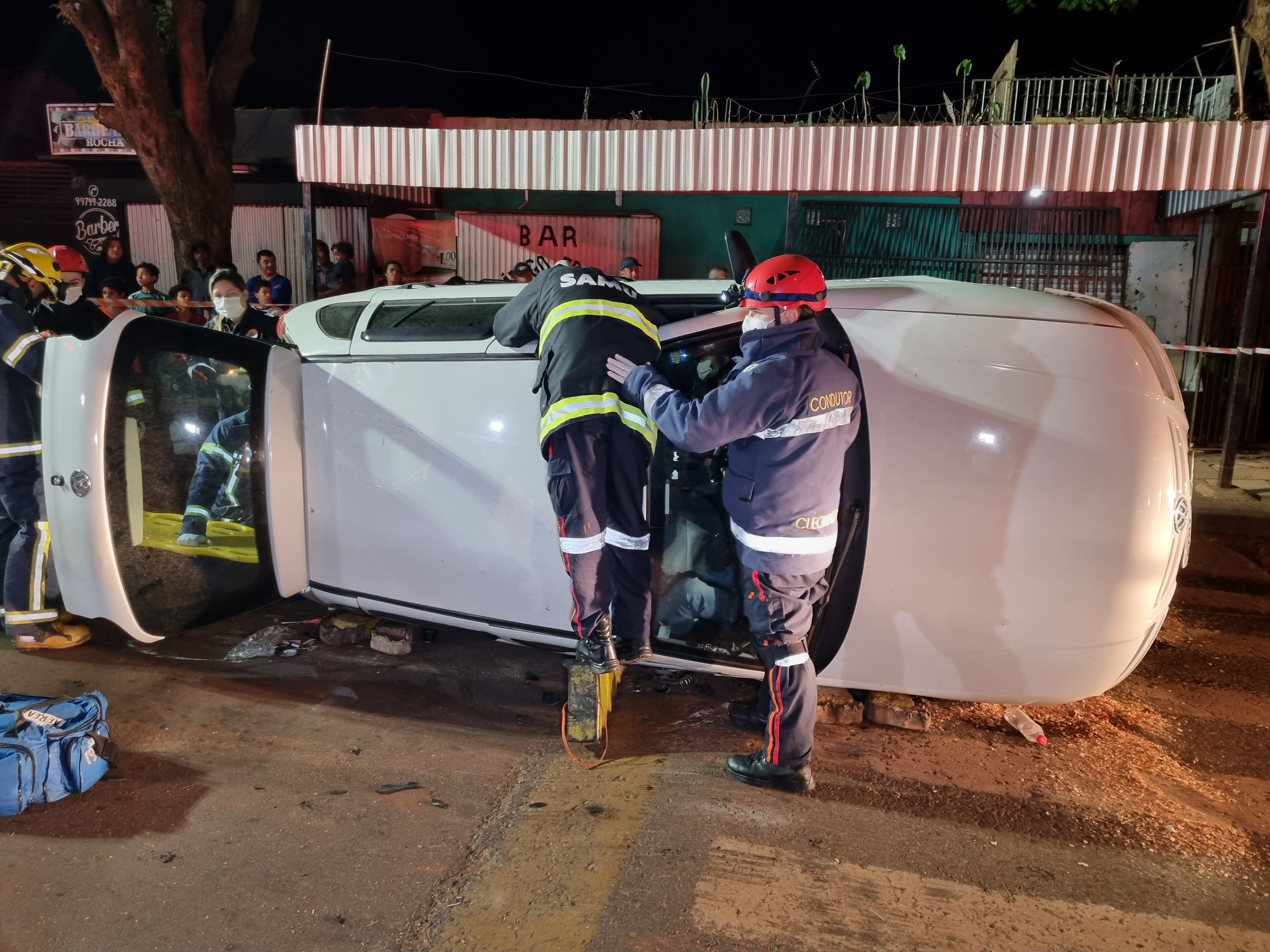 Motorista com sinais de embriaguez sofre acidente em bairro de Paiçandu.