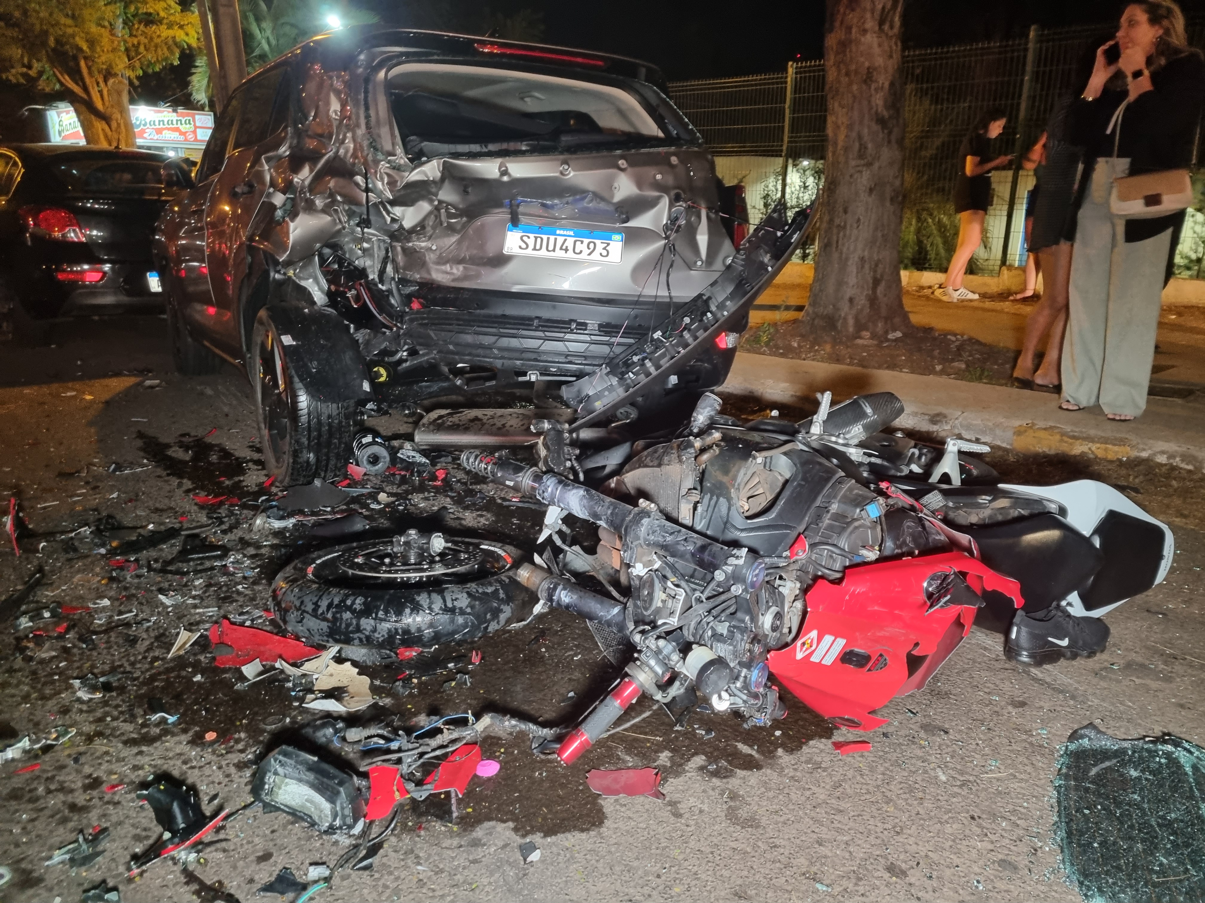 Rapaz de 38 anos é entubado ao sofrer acidente gravíssimo com sua motocicleta na Avenida Colombo.