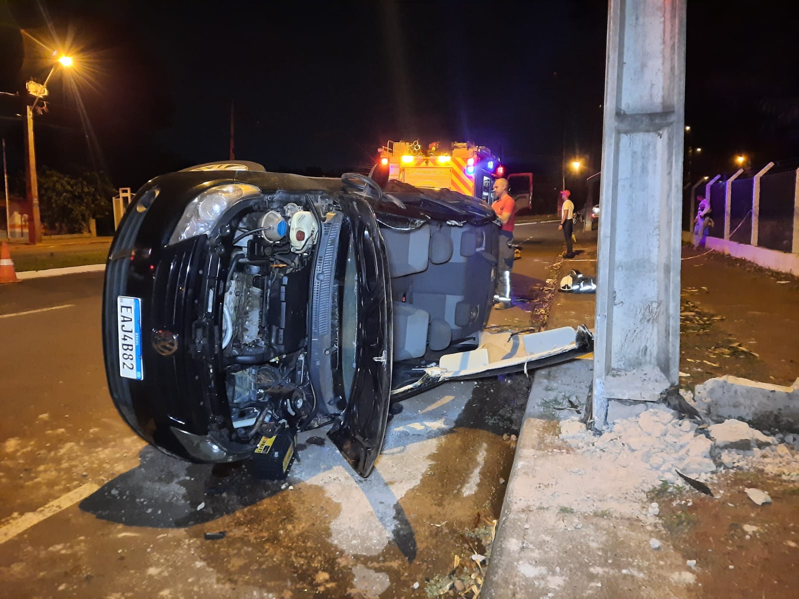 Motorista de 44 anos é socorrido em estado grave ao bater veículo contra poste.