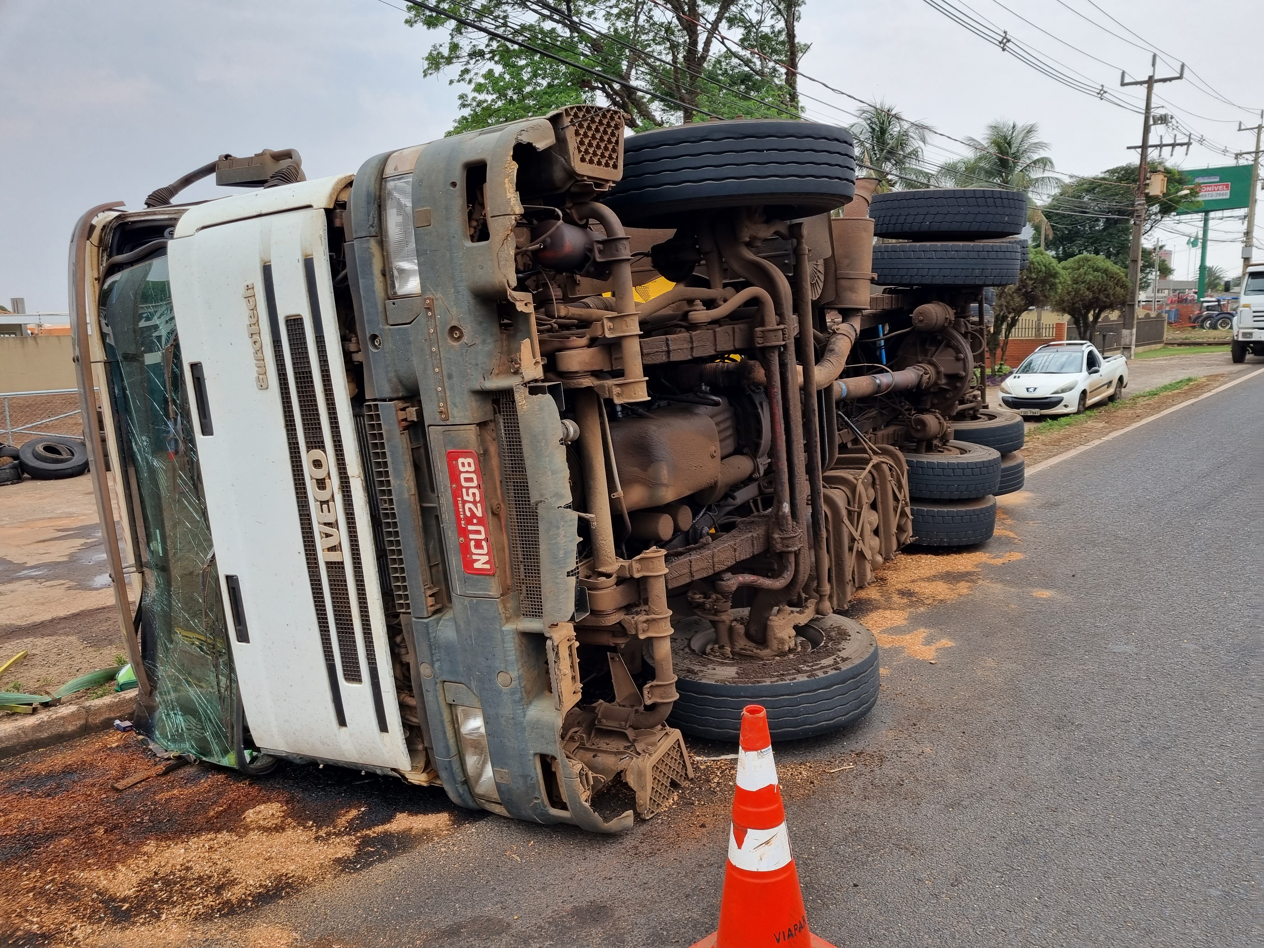 Motorista tomba carreta na rodovia PR-317 em Maringá.