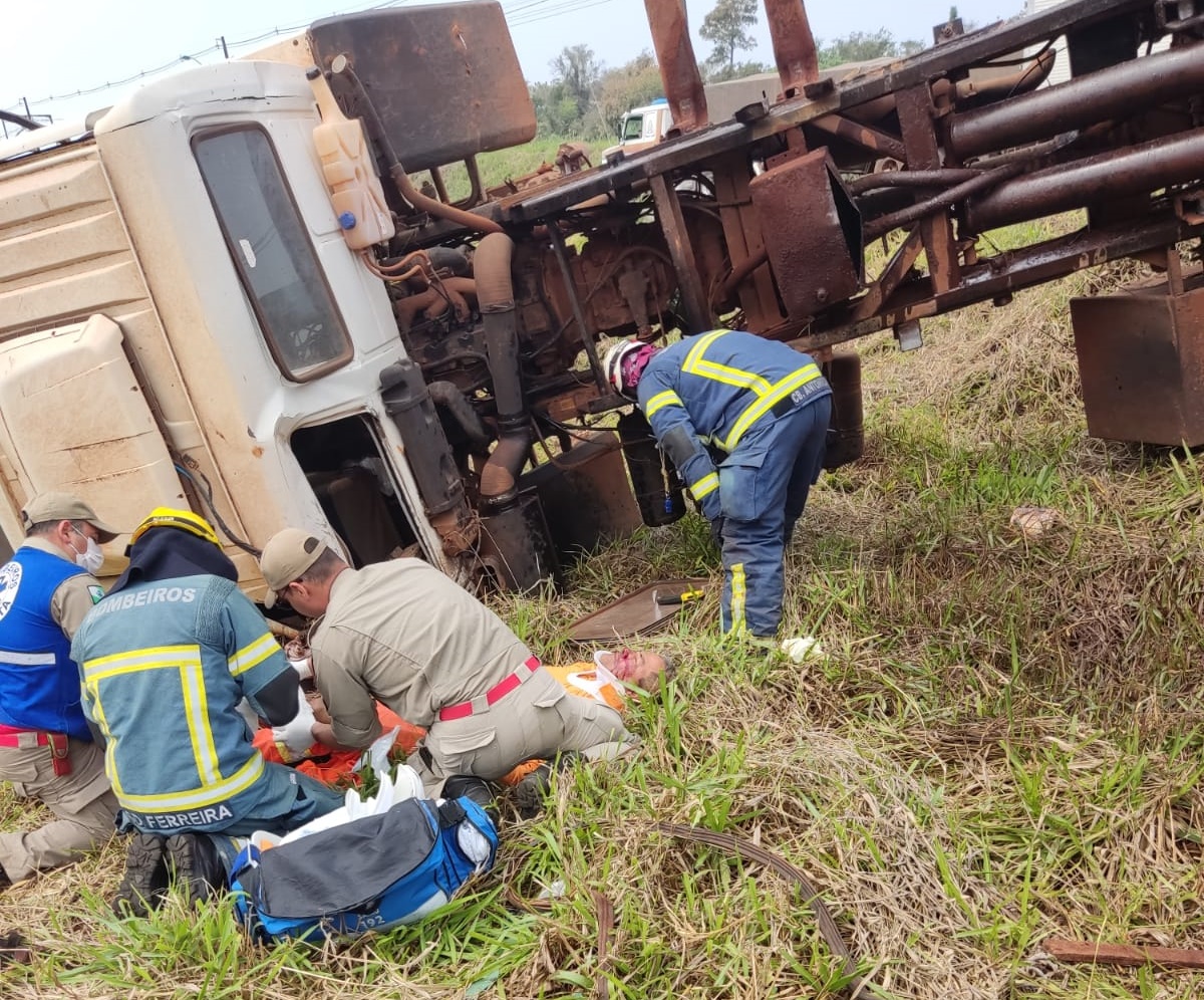 Motorista de caminhão perde controle e tomba no Contorno Sul de Maringá.