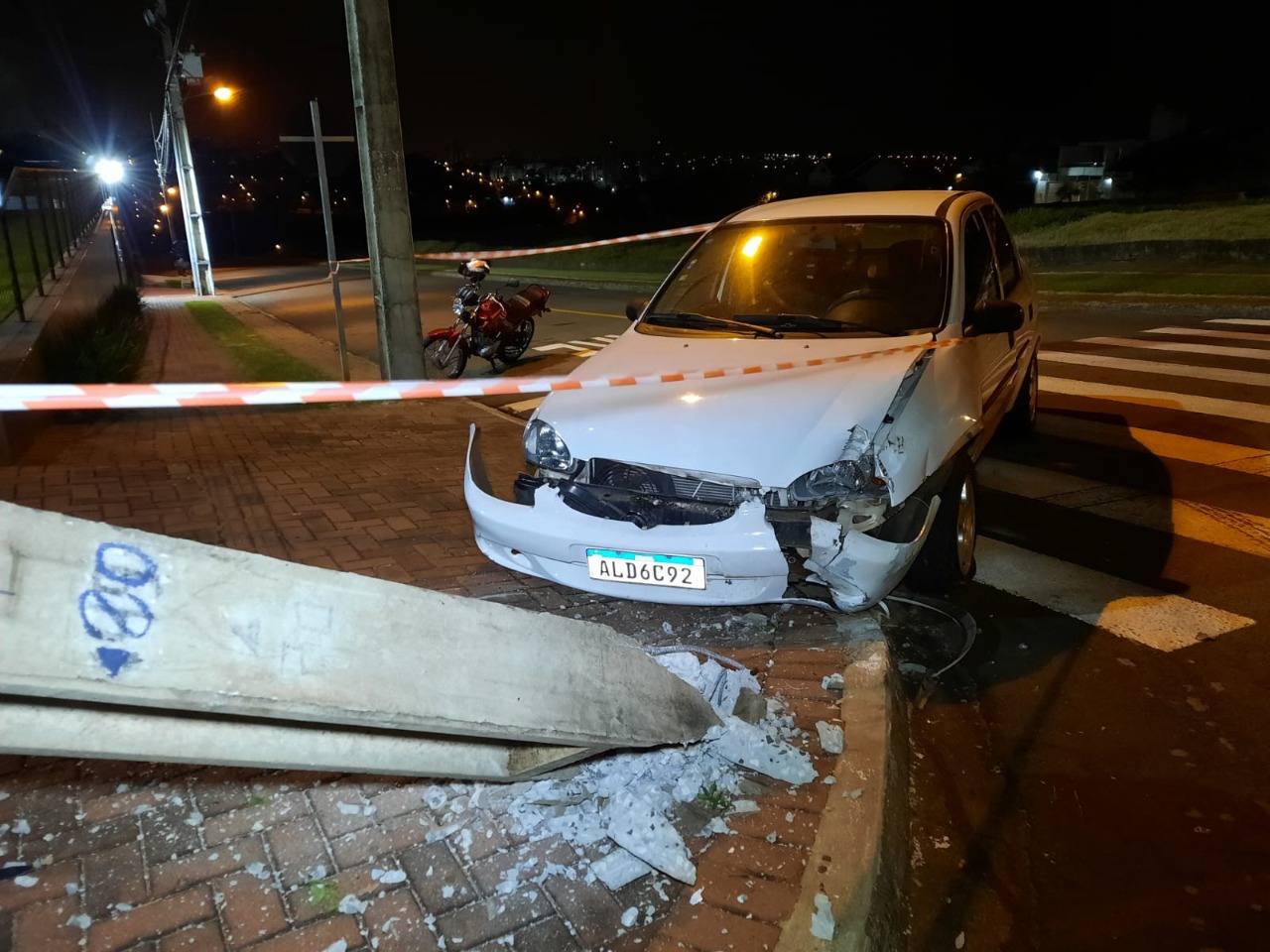 Motorista fica ferido ao bater veículo contra poste em Maringá.