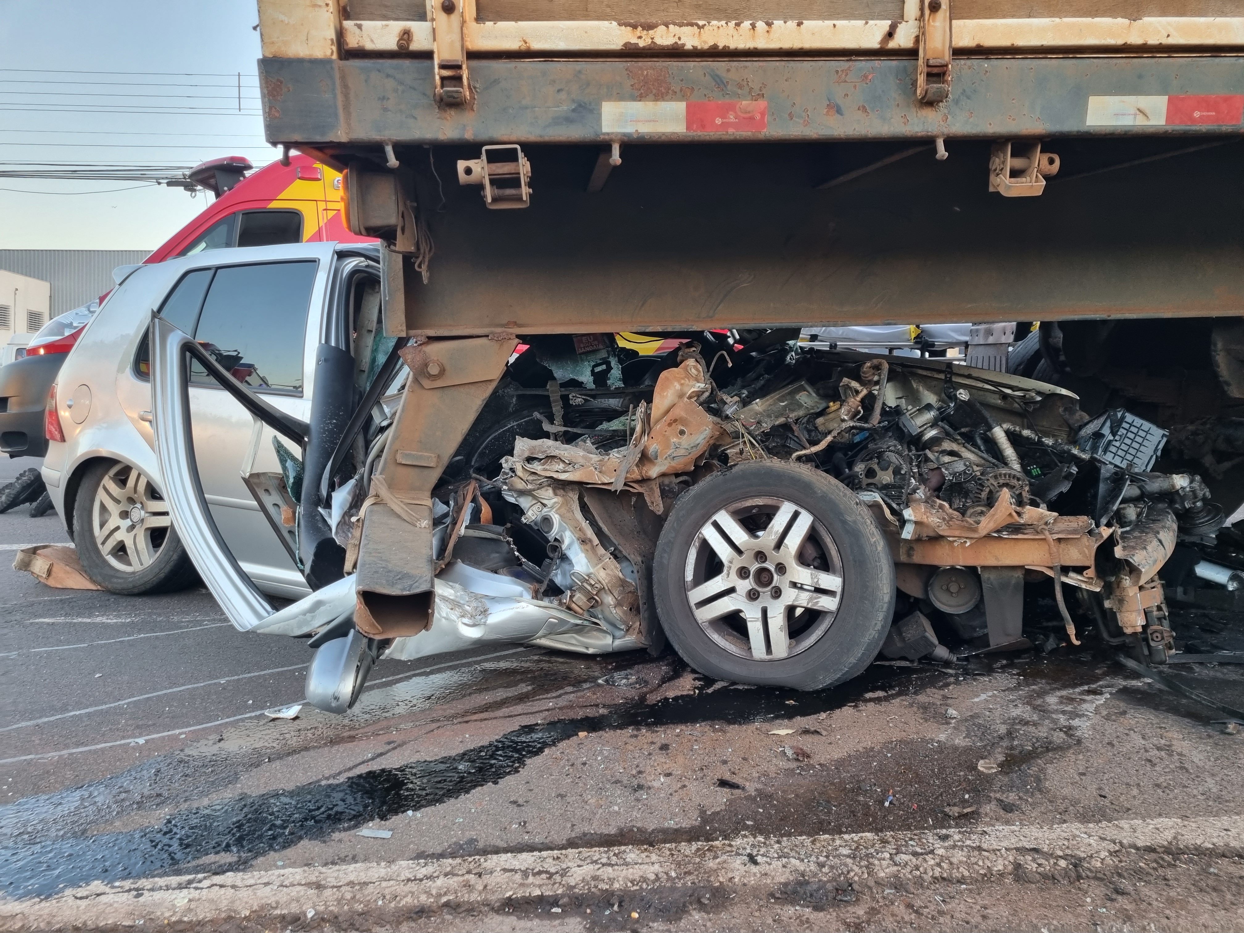 Preparador de goleiros é entubado ao bater carro na traseira de carreta no Contorno Sul