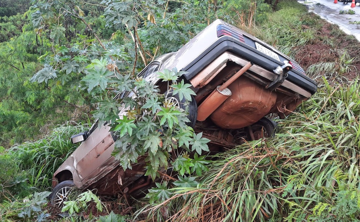 Motorista fica ferido no Contorno Sul após aquaplanar em pista molhada e cair em barranco