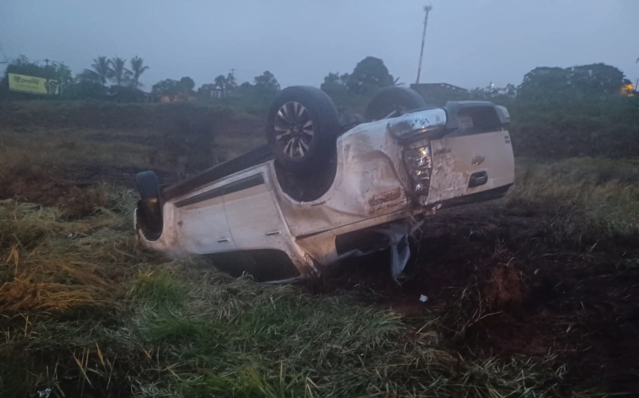 Motorista sofre acidente com sua camionete na rodovia de Mandaguaçu