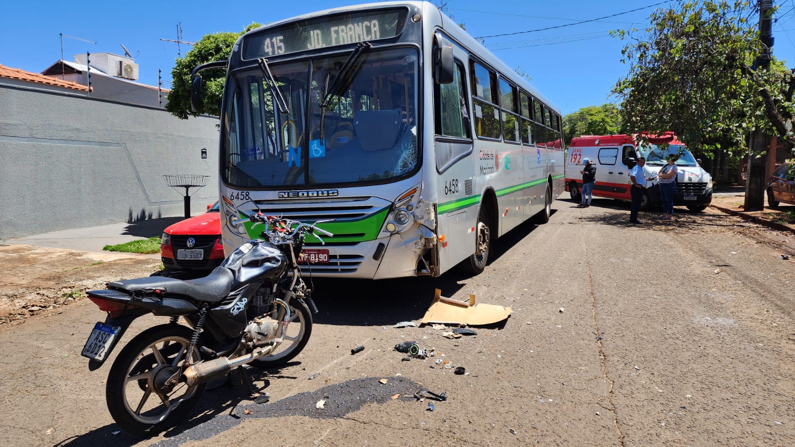 Motociclista sofre ferimentos graves após colidir contra ônibus da TCCC