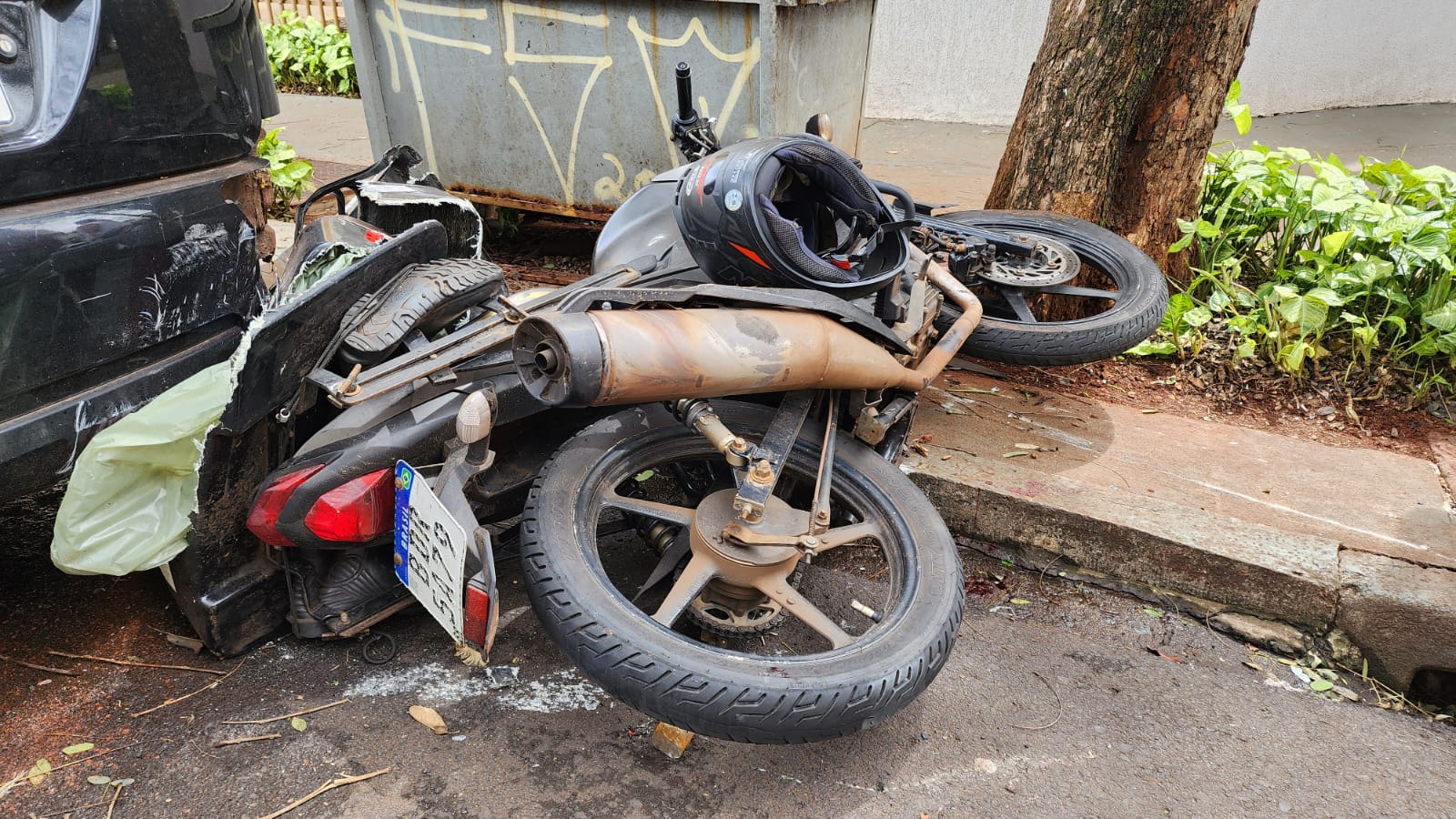 Motoboy fica gravemente ferido ao bater contra automóvel na zona 7