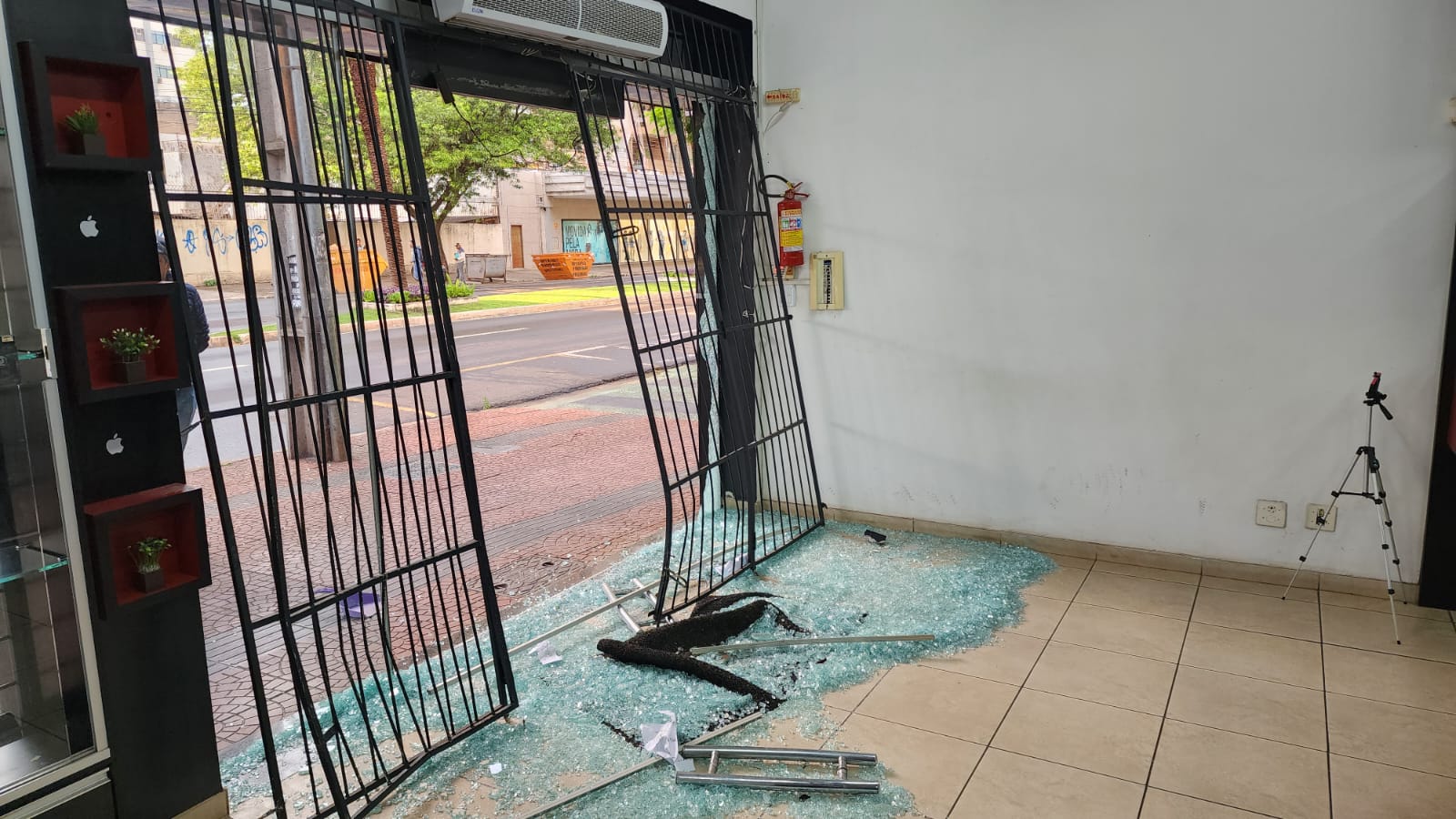 Sem policiamento na área central, bandidos usam carro para invadir loja de celulares