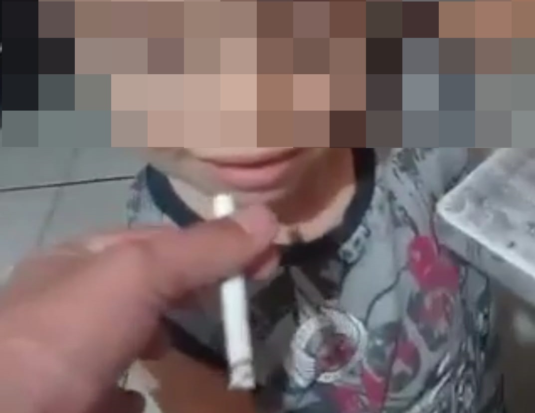 Polícia de Maringá investiga homem que aparece em vídeo oferecendo cigarro para filho pequeno