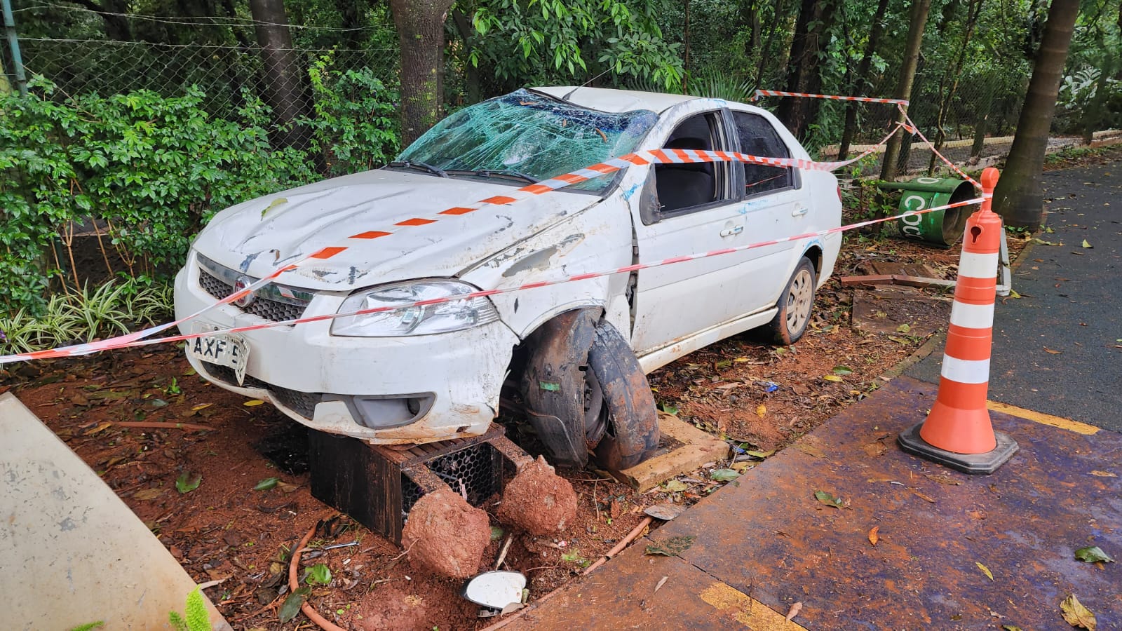 Motorista embriagado derruba semáforo e invade entrada do Parque do Ingá