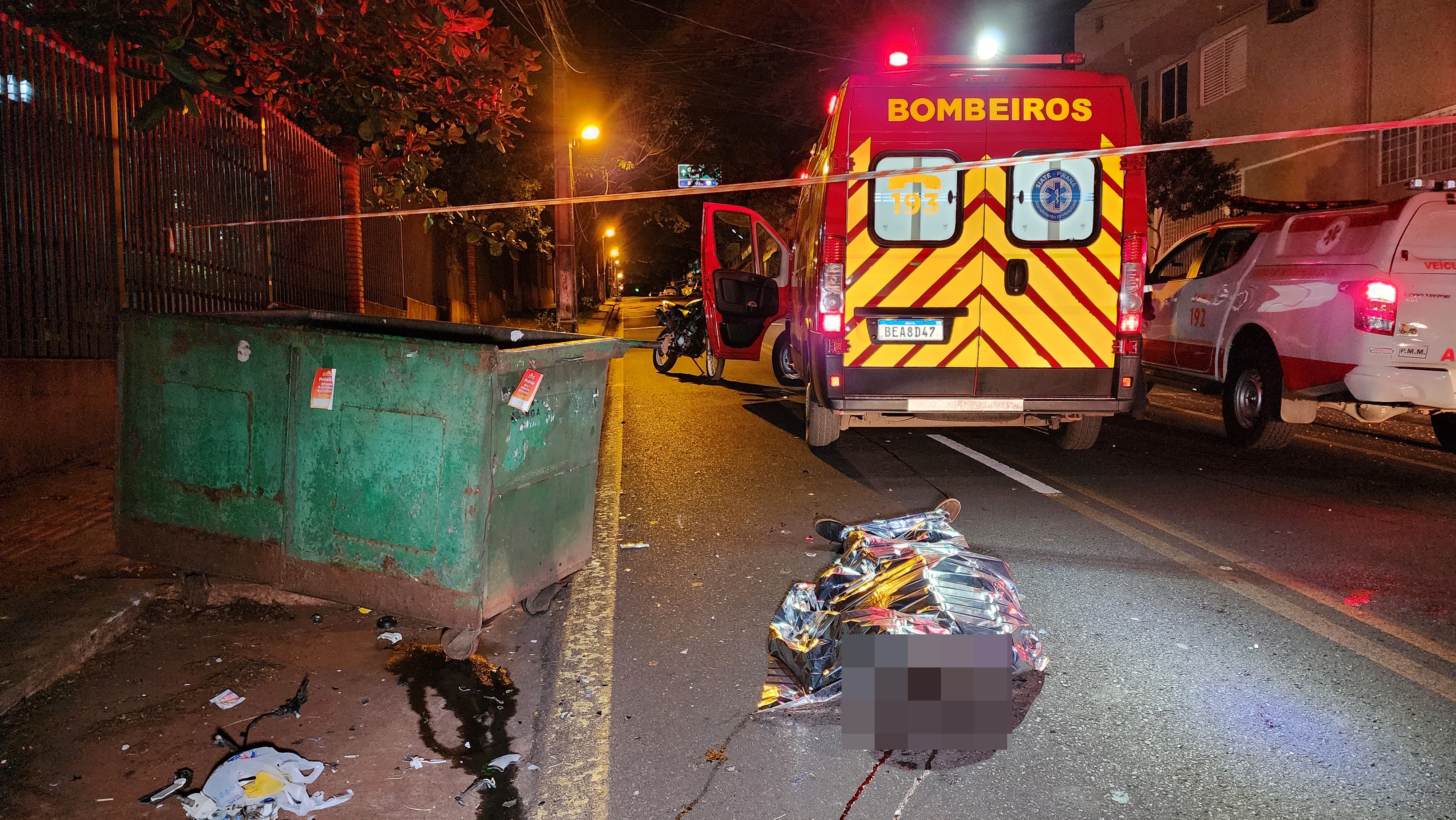 Jovem motociclista morre ao bater contra caçamba de lixo na zona 7 em Maringá