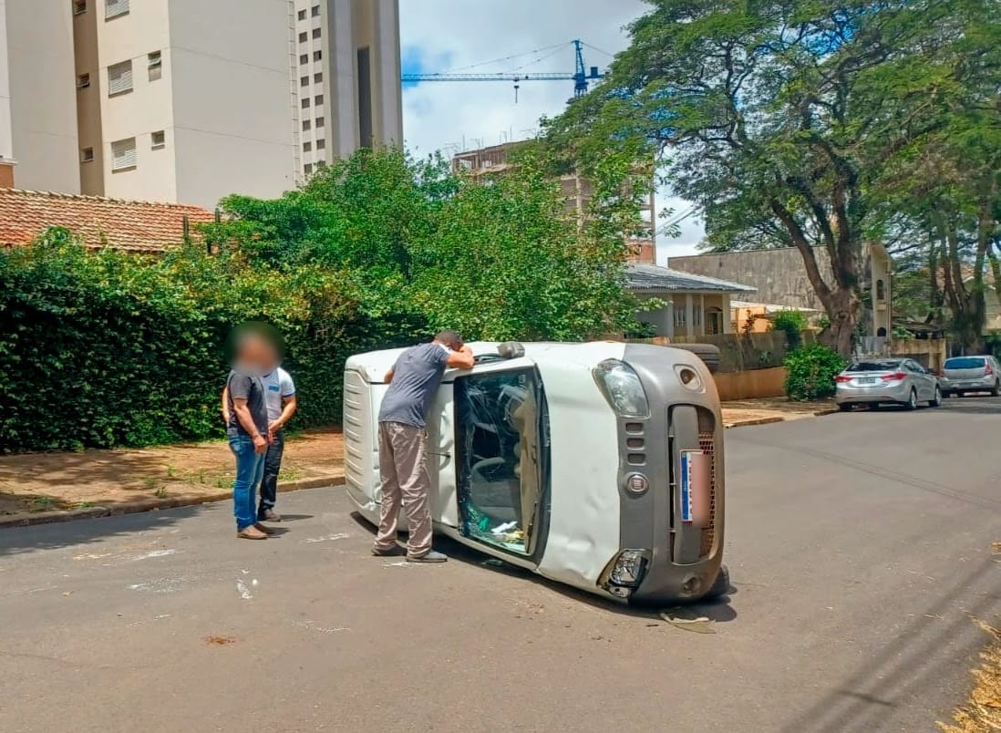 Motorista fica ferido ao tombar veículo na Vila Operária em Maringá