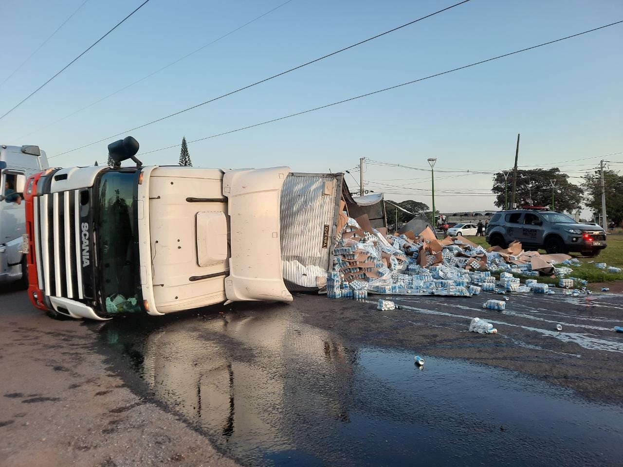 Carreta carregada com mais de 30 toneladas de cerveja tomba no Contorno Sul de Maringá