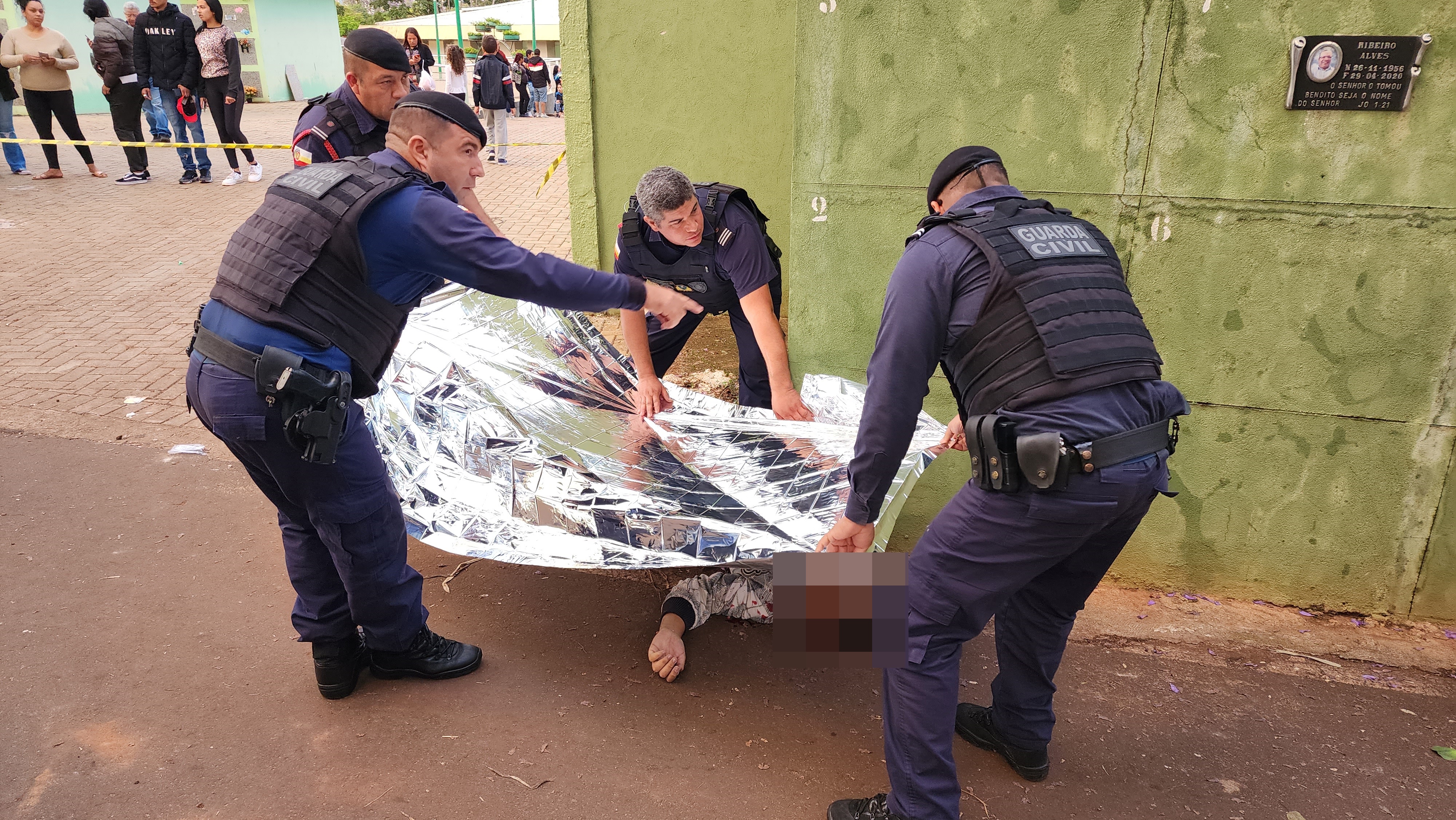 Criminosos matam um e ferem outro durante sepultamento no cemitério de Maringá