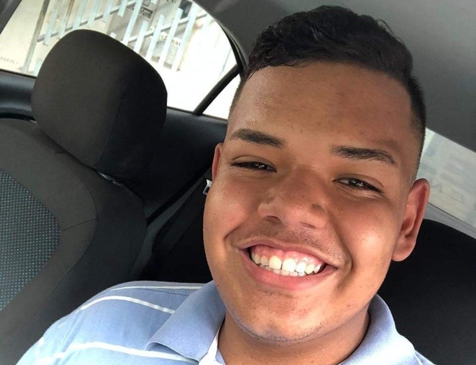 Primos vão se despedir de amigo assassinado e acabam sendo baleados dentro do cemitério