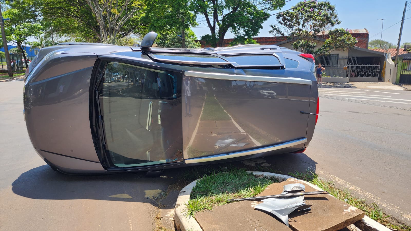 Veículos se envolvem em colisão no Jardim América em Maringá