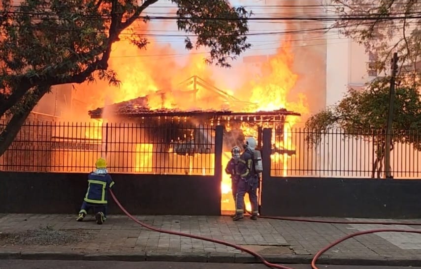 Incêndio com suspeita de ser criminoso deixa uma pessoa morta e outras três gravemente feridas