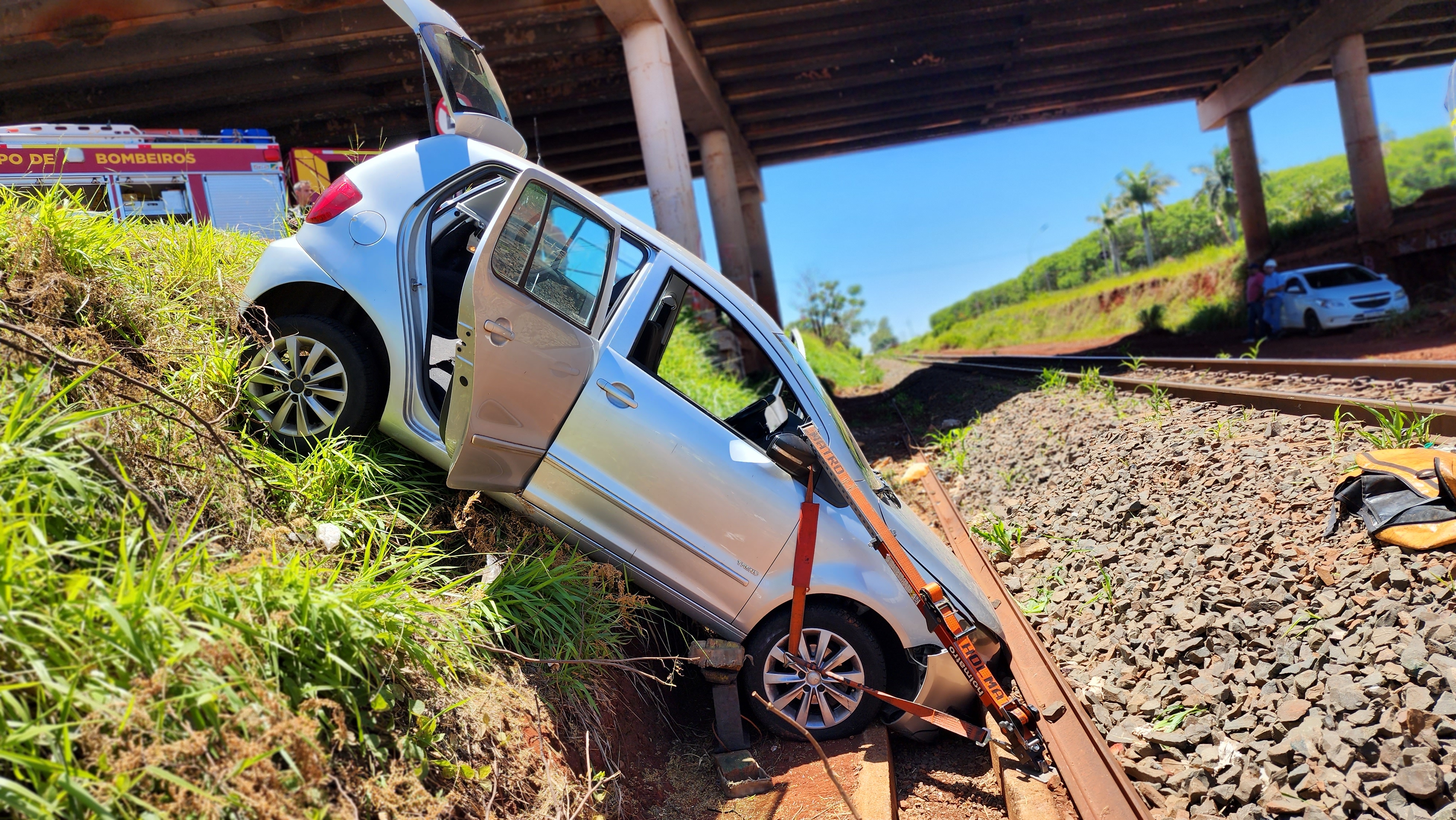 Mulher fica ferida após carro cair em linha férrea em Maringá