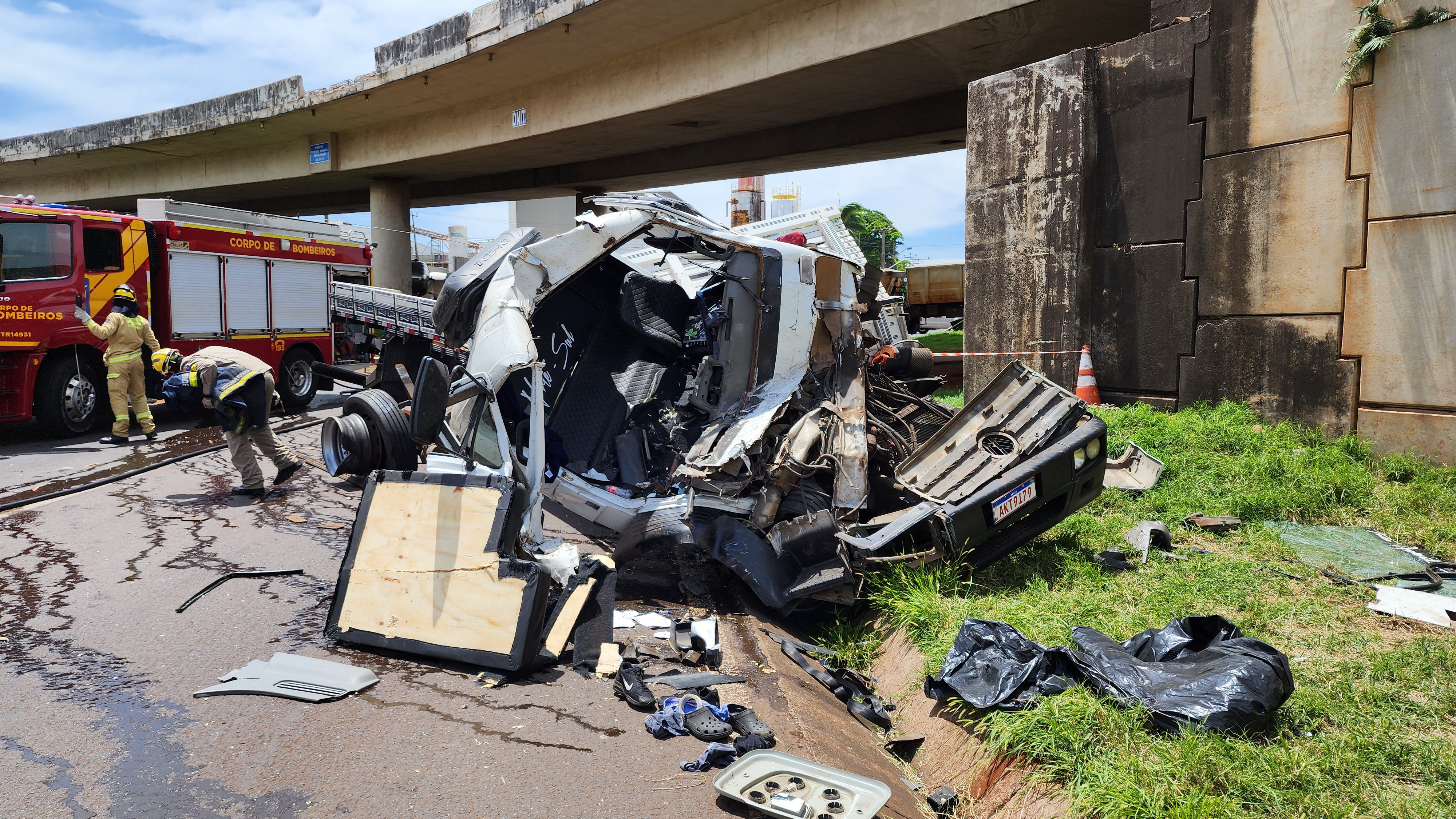 Motorista de caminhão sofre acidente impressionante em Maringá