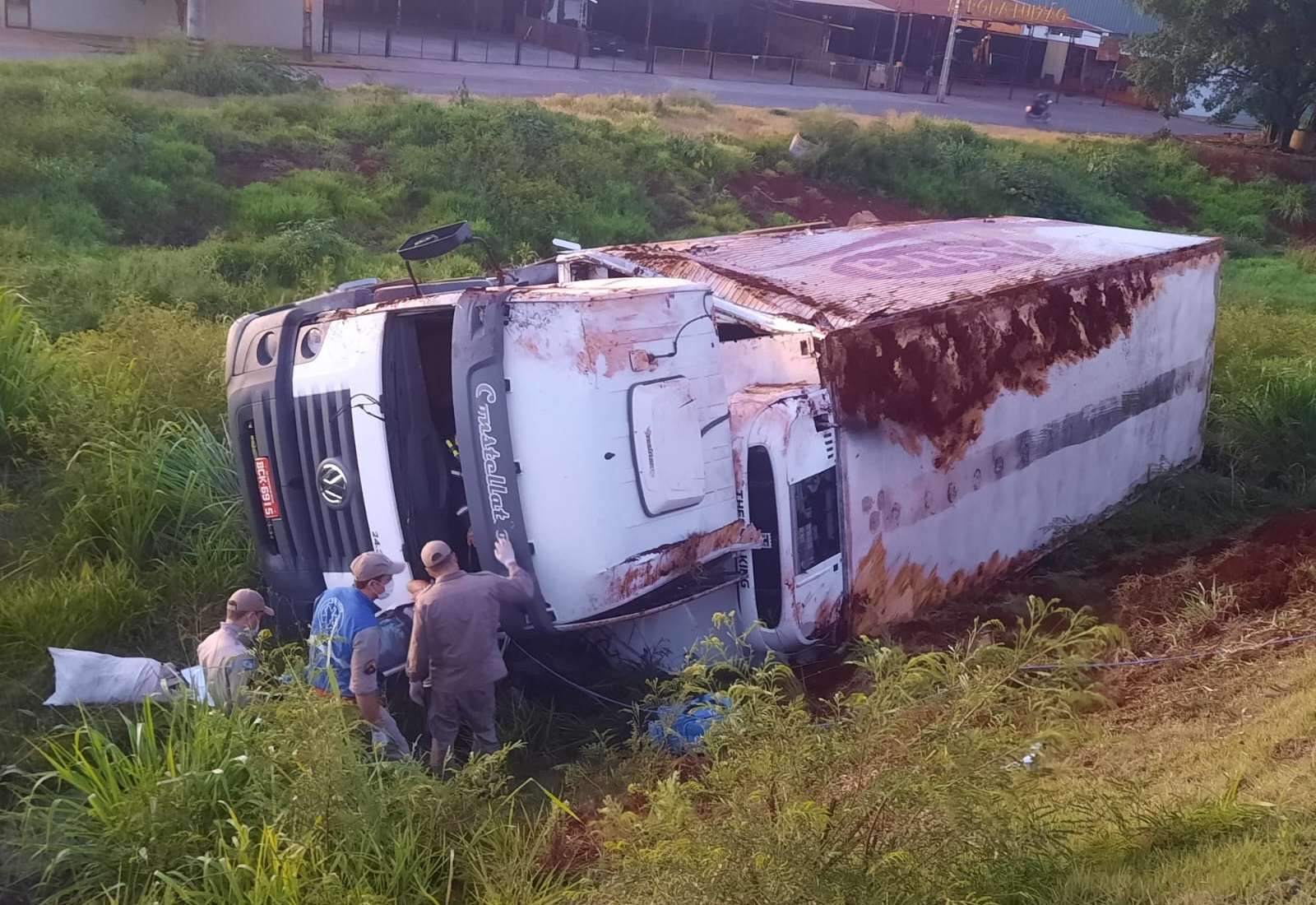 Motorista fica ferido após caminhão despencar do viaduto da rodovia PR-317