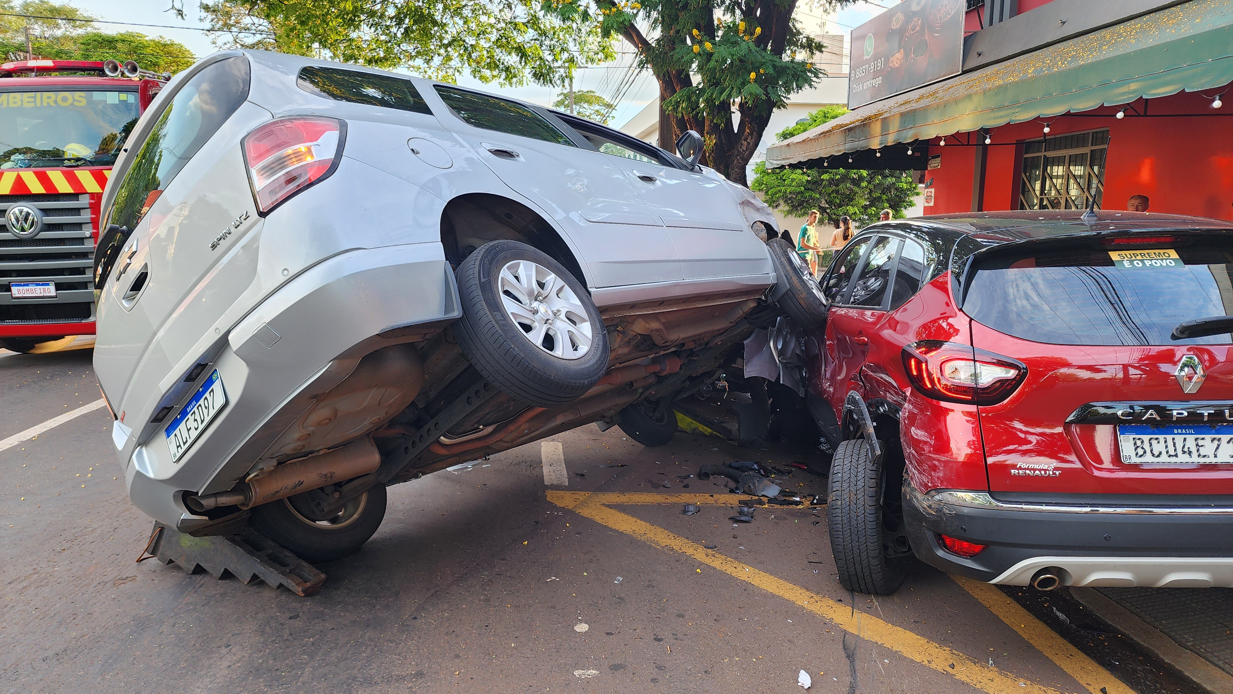 Mulher sofre acidente na Avenida Mandacaru e precisa ser retirada do veículo com ajuda dos bombeiros