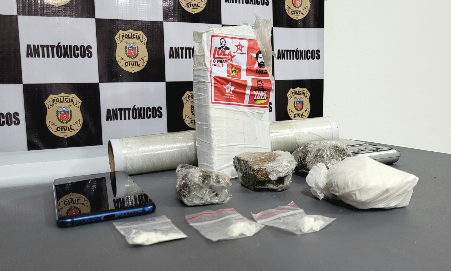 Traficante de 25 anos é preso com tablete de maconha personalizado 