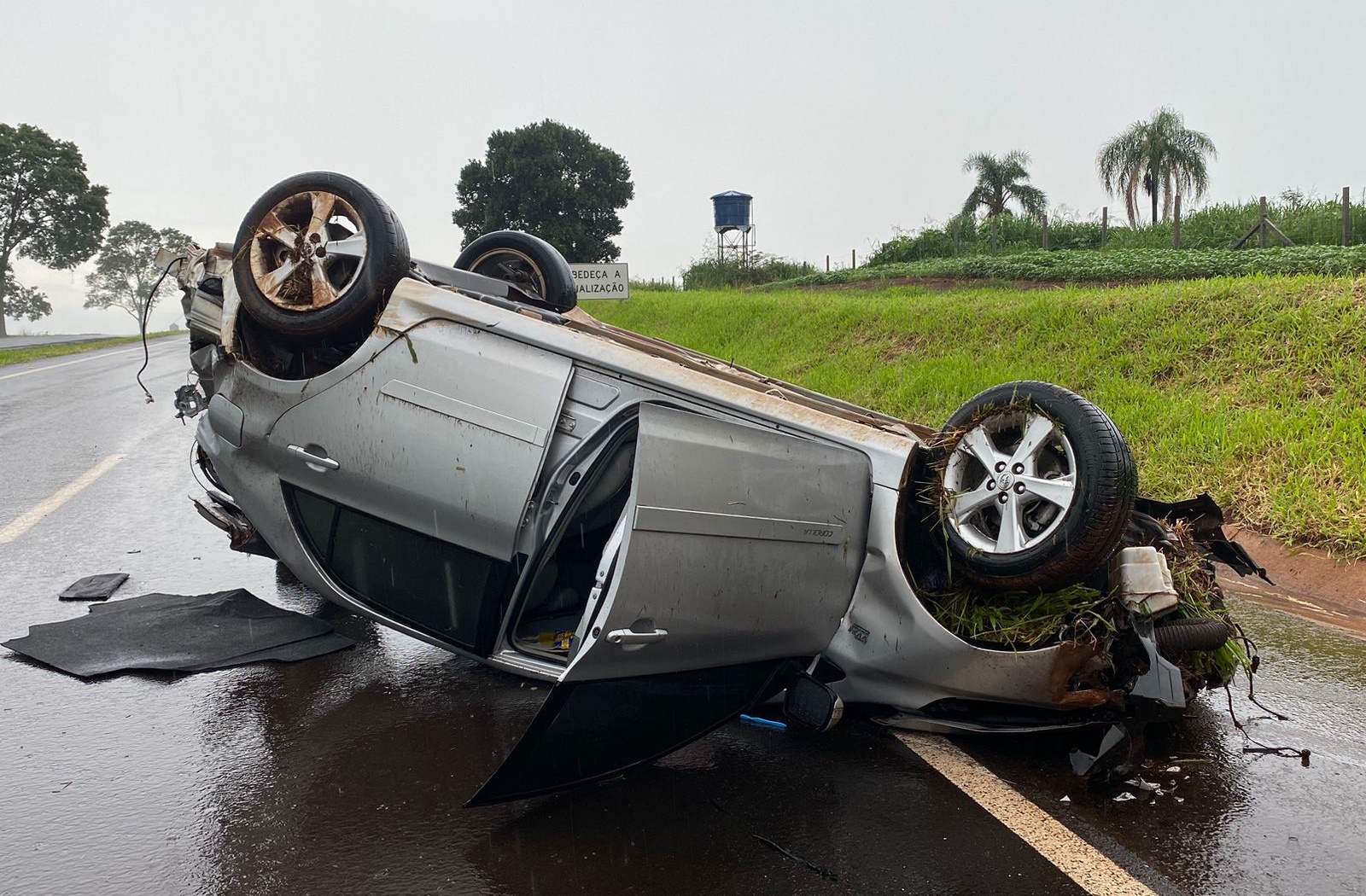 Duas pessoas ficam feridas em capotamento na rodovia PR-323 em Doutor Camargo