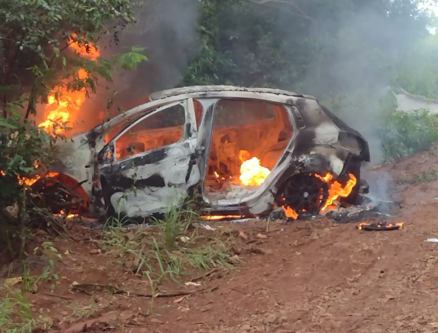 Carro furtado no Estado de São Paulo é encontrado incendiado em Sarandi